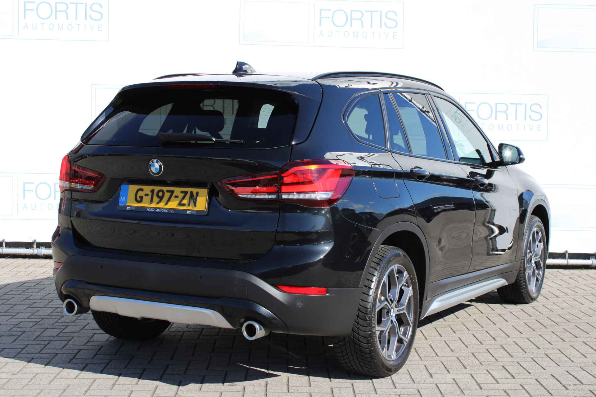 BMW X1 sDrive20i High Executive NL AUTO | LEDER | PANO | CAMERA | - 3/39