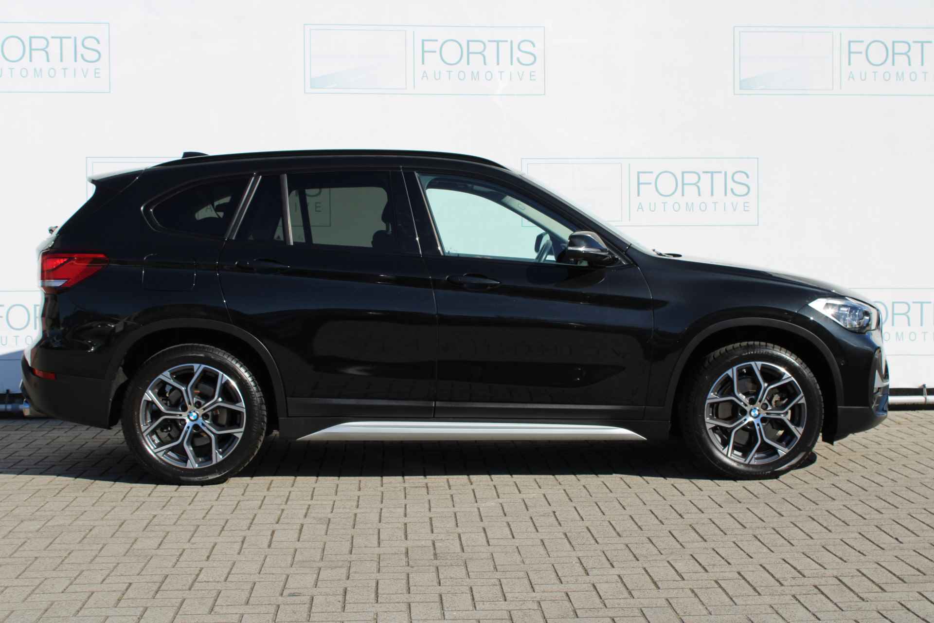 BMW X1 sDrive20i High Executive NL AUTO | LEDER | PANO | CAMERA | - 11/39