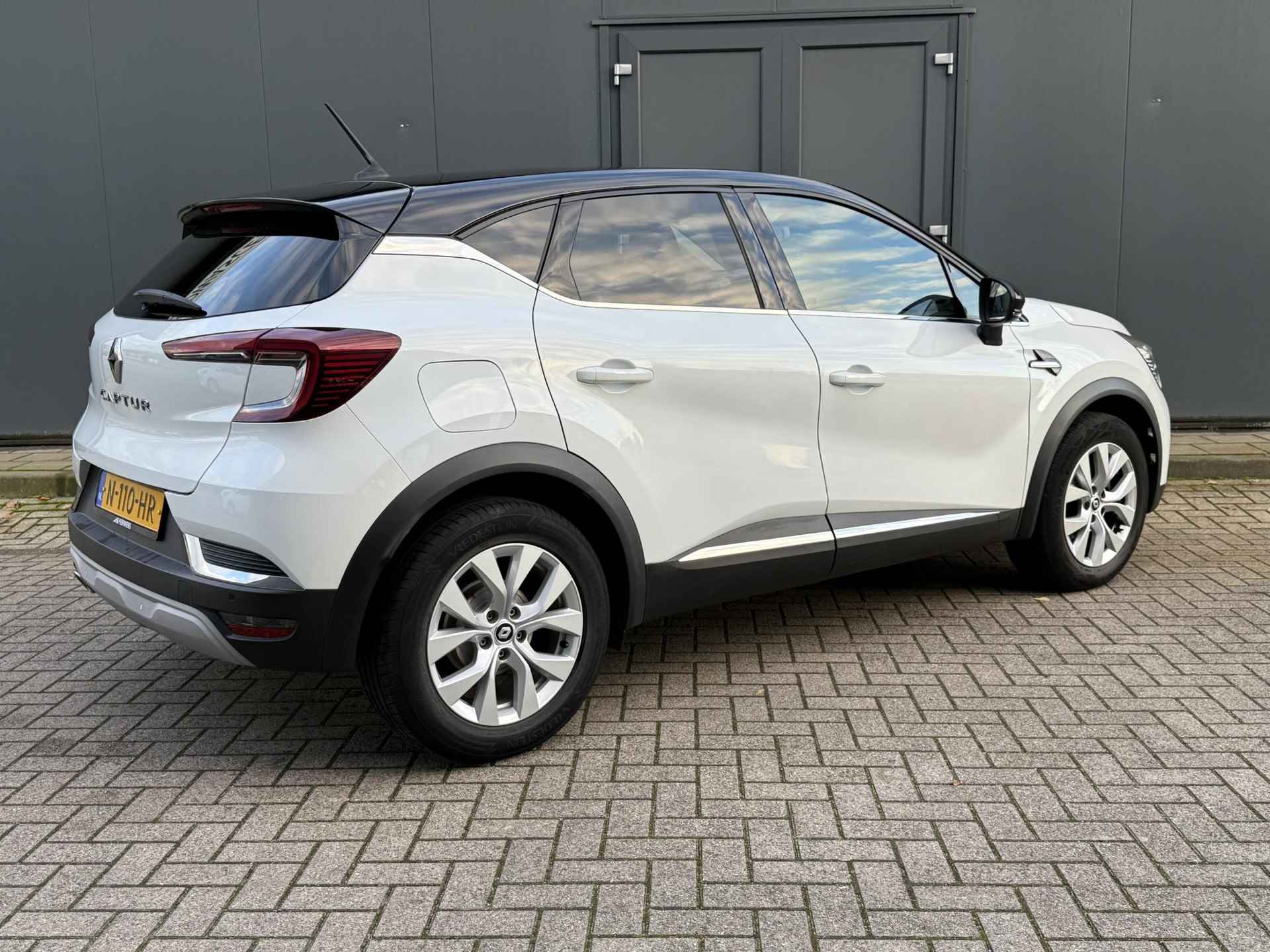 Renault Captur 1.3 TCe 140 Intens / Automaat / Navigatie / Climate Control / Camera / Cruise Control / Bluetooth / Keyless Entry&Go / Sensoren voor en achter - 3/40