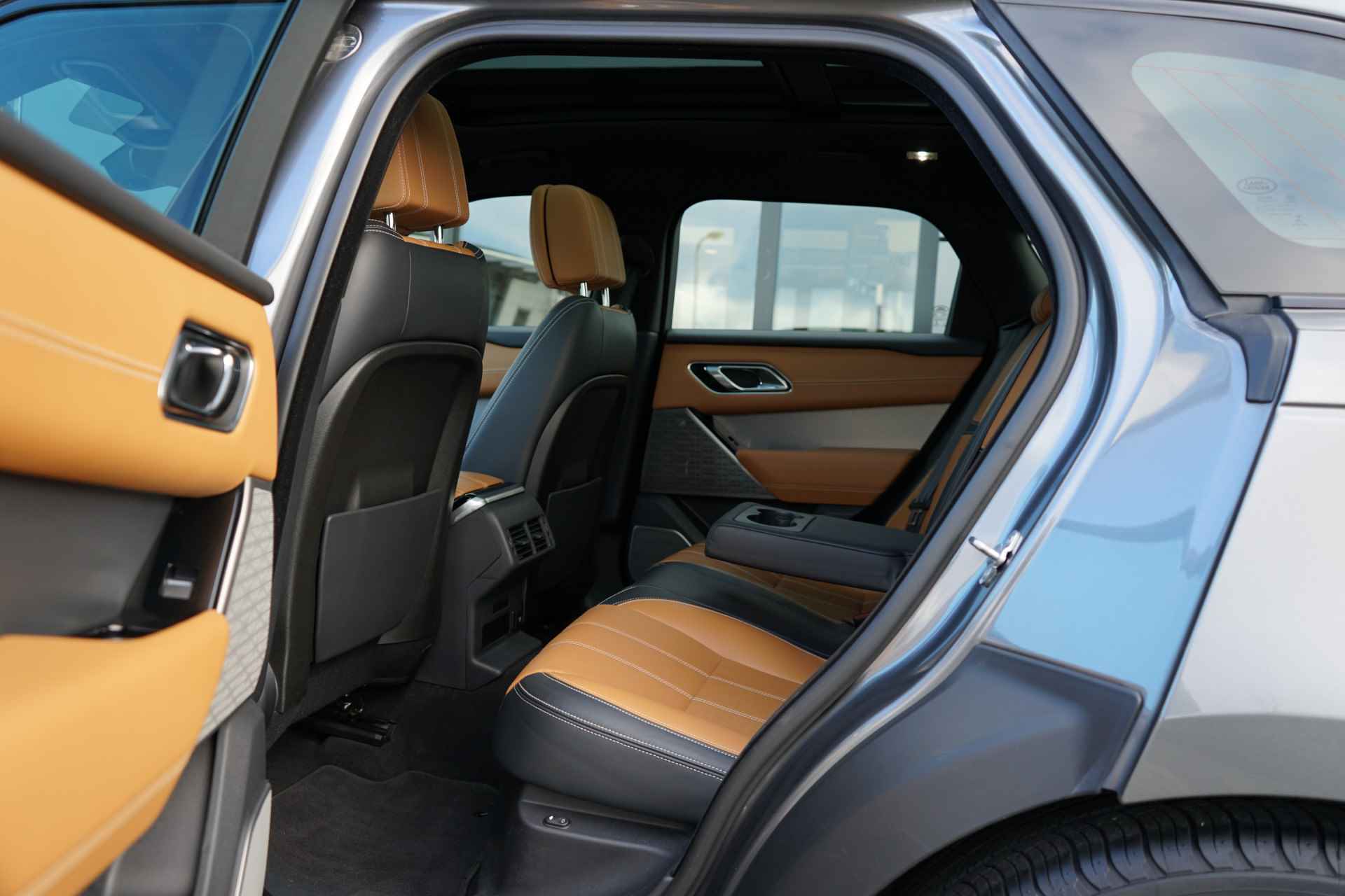 Land Rover Range Rover Velar 3.0 V6 AWD R-Dynamic HSE | Luchtvering | Meridian Surround audio | Verwarmde- en geventileerde voorstoelen | Massagefunctie voorstoelen | - 5/38
