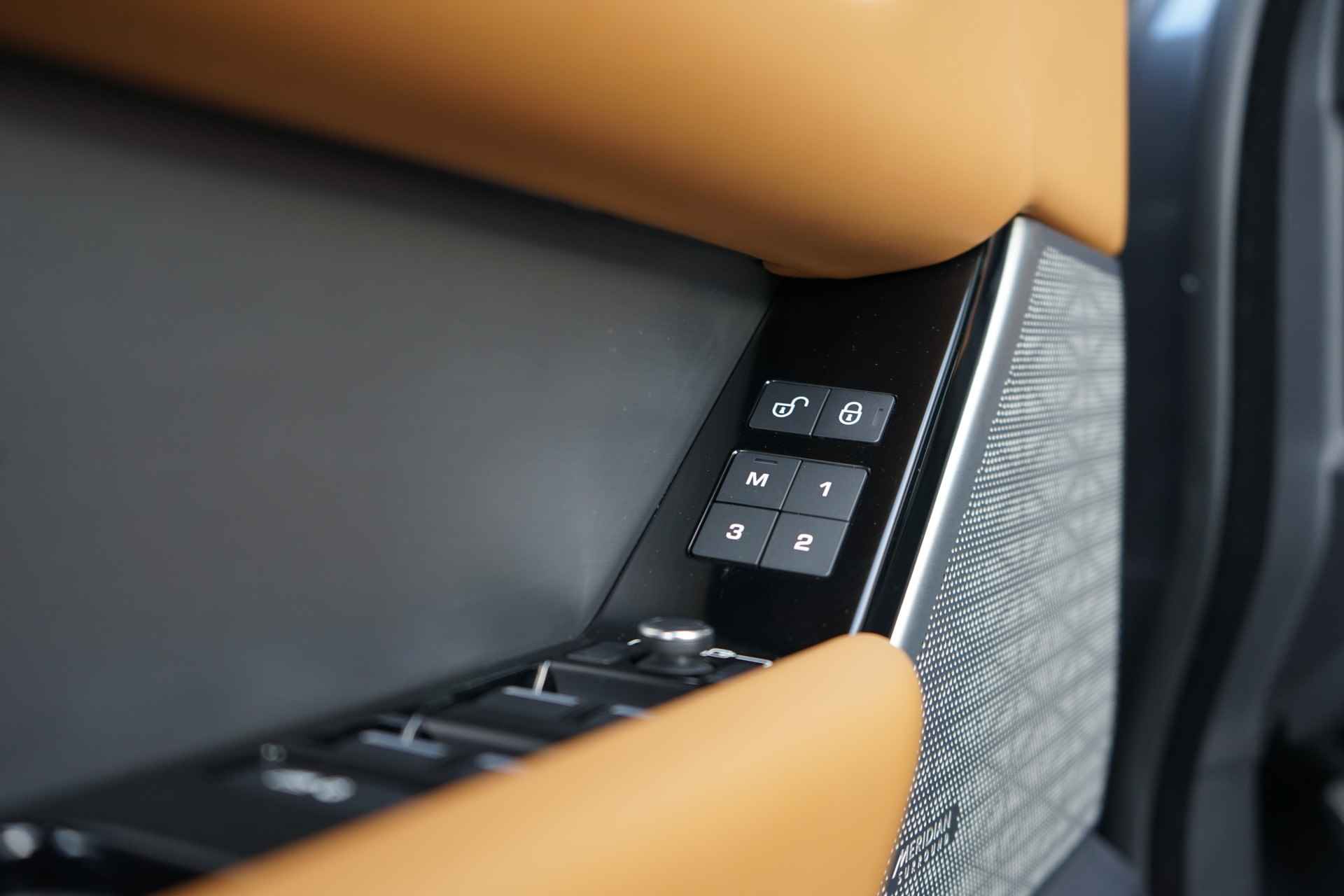 Land Rover Range Rover Velar 3.0 V6 AWD R-Dynamic HSE | Luchtvering | Meridian Surround audio | Verwarmde- en geventileerde voorstoelen | Massagefunctie voorstoelen | - 19/38