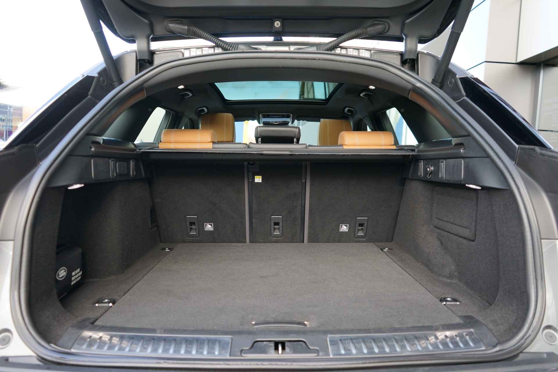 Land Rover Range Rover Velar 3.0 V6 AWD R-Dynamic HSE | Luchtvering | Meridian Surround audio | Verwarmde- en geventileerde voorstoelen | Massagefunctie voorstoelen | - 37/38