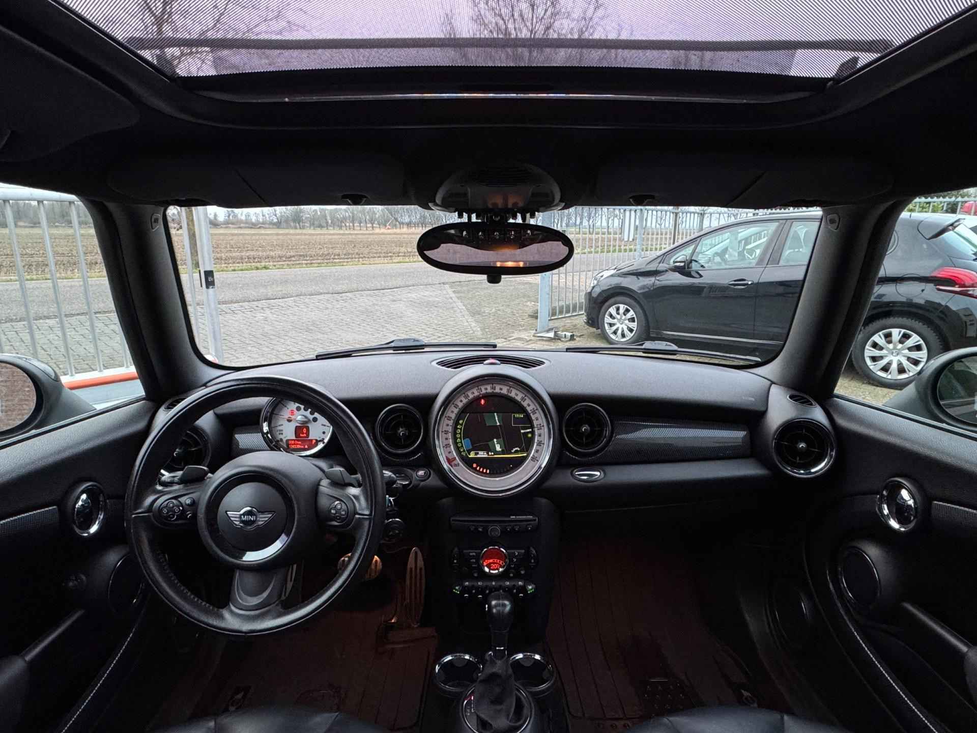 Mini Clubman 1.6 Cooper S Chili 184PK JOHN COOPER WORKS / LEDER / NAVIGATIE / PDC / CRUISE CONTROL / PANORAMADAK / STOELVERW. - 2/37