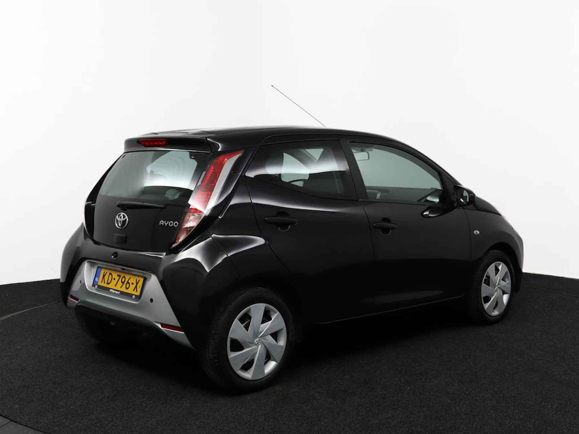 Toyota Aygo 1.0 VVT-i x-play | Navigatie | Airco | Camera achter | Bluetooth | Parkeersensoren achter | - 2/53