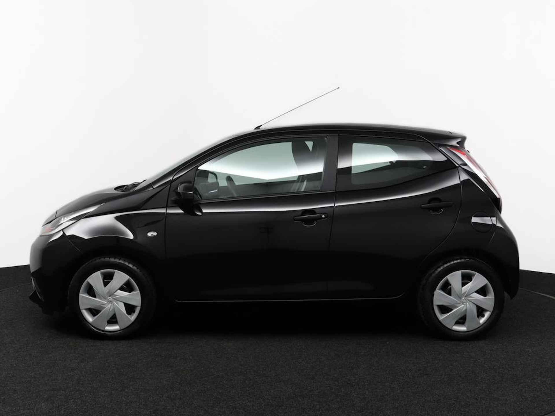 Toyota Aygo 1.0 VVT-i x-play | Navigatie | Airco | Camera achter | Bluetooth | Parkeersensoren achter | - 3/53