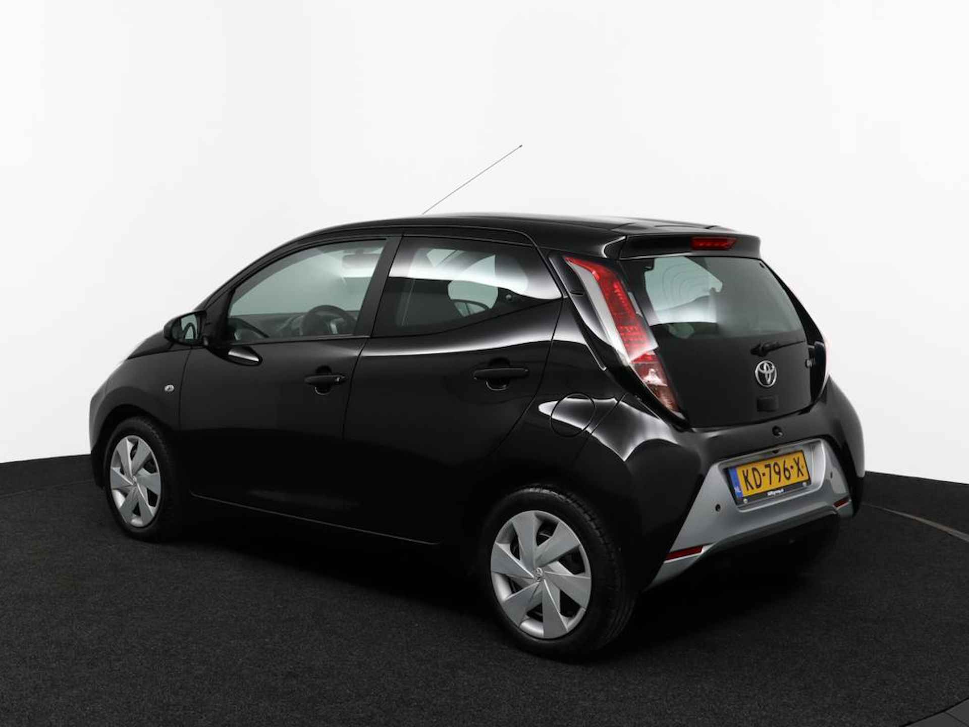 Toyota Aygo 1.0 VVT-i x-play | Navigatie | Airco | Camera achter | Bluetooth | Parkeersensoren achter | - 12/53