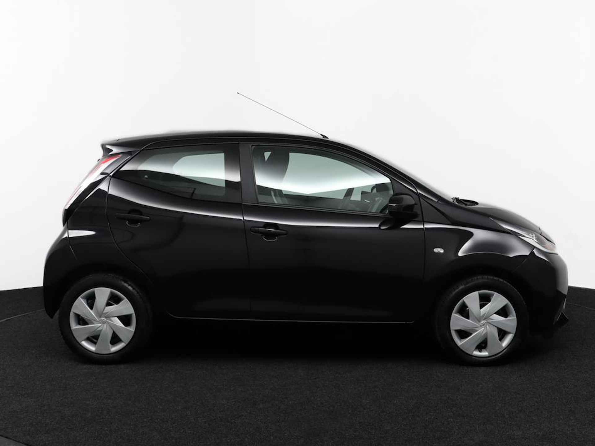 Toyota Aygo 1.0 VVT-i x-play | Navigatie | Airco | Camera achter | Bluetooth | Parkeersensoren achter | - 13/53