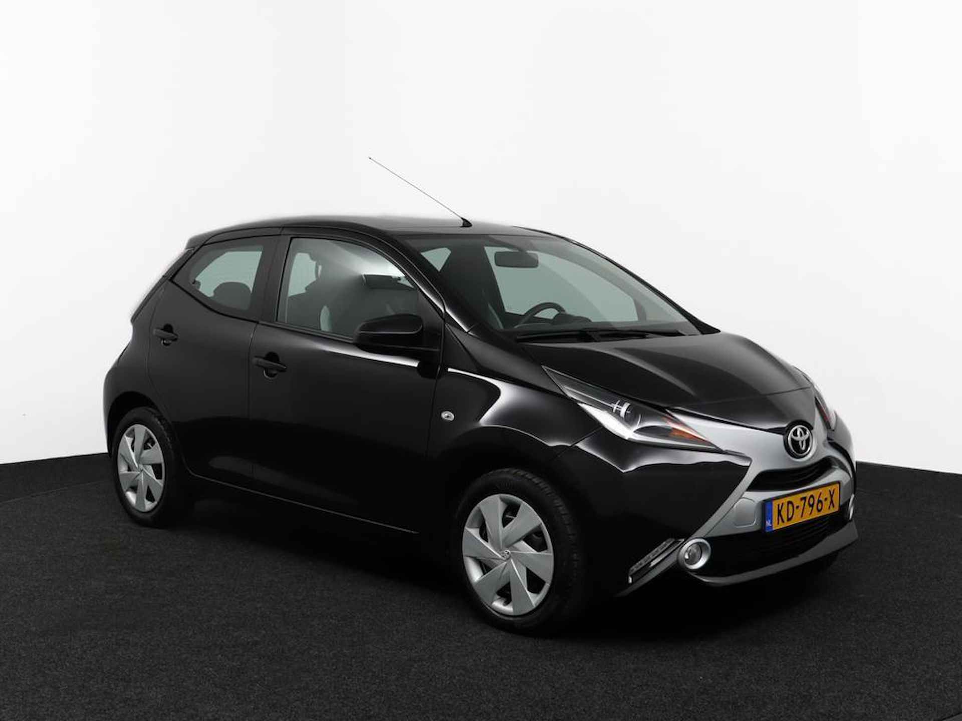 Toyota Aygo 1.0 VVT-i x-play | Navigatie | Airco | Camera achter | Bluetooth | Parkeersensoren achter | - 14/53