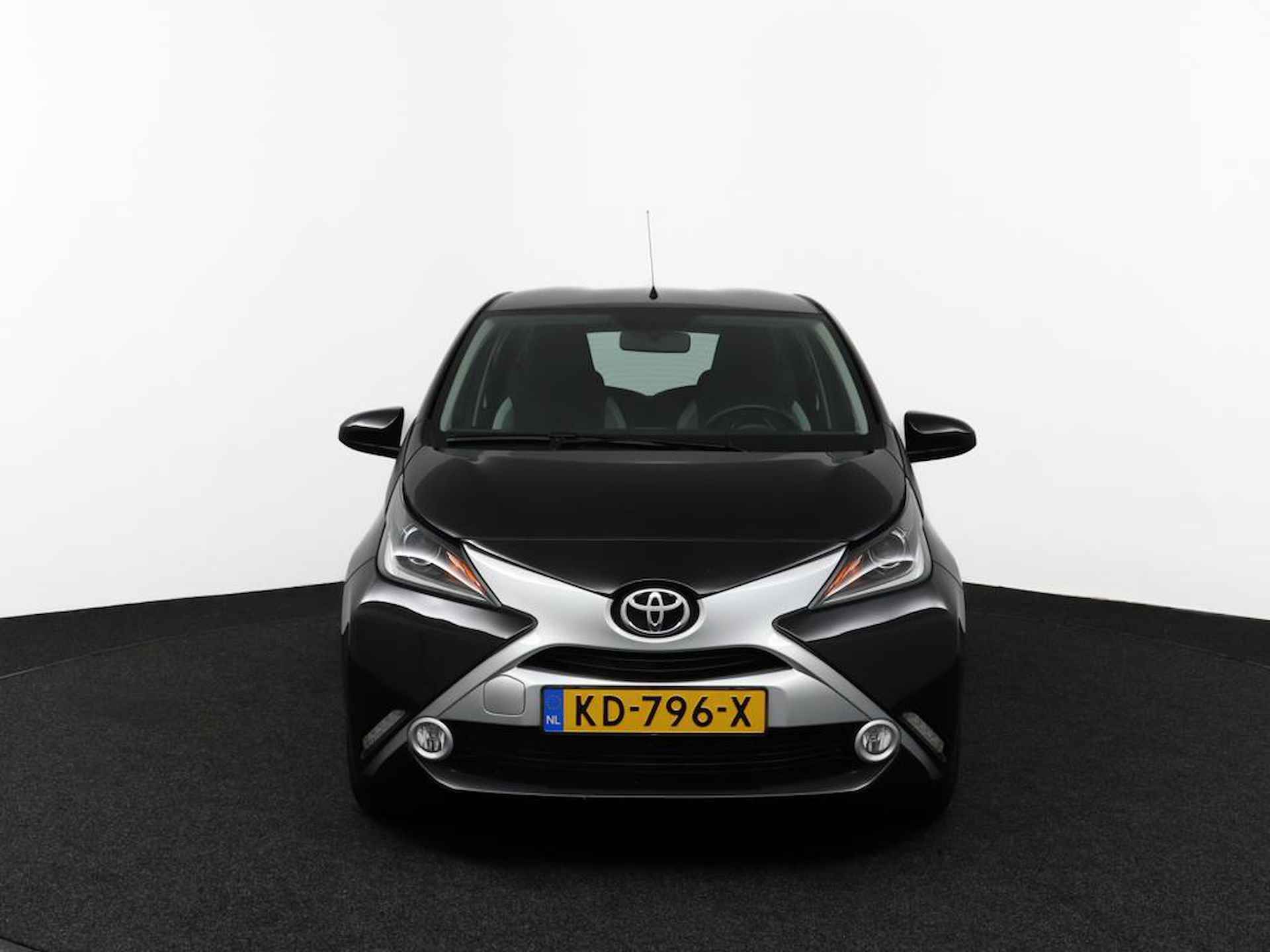 Toyota Aygo 1.0 VVT-i x-play | Navigatie | Airco | Camera achter | Bluetooth | Parkeersensoren achter | - 16/53