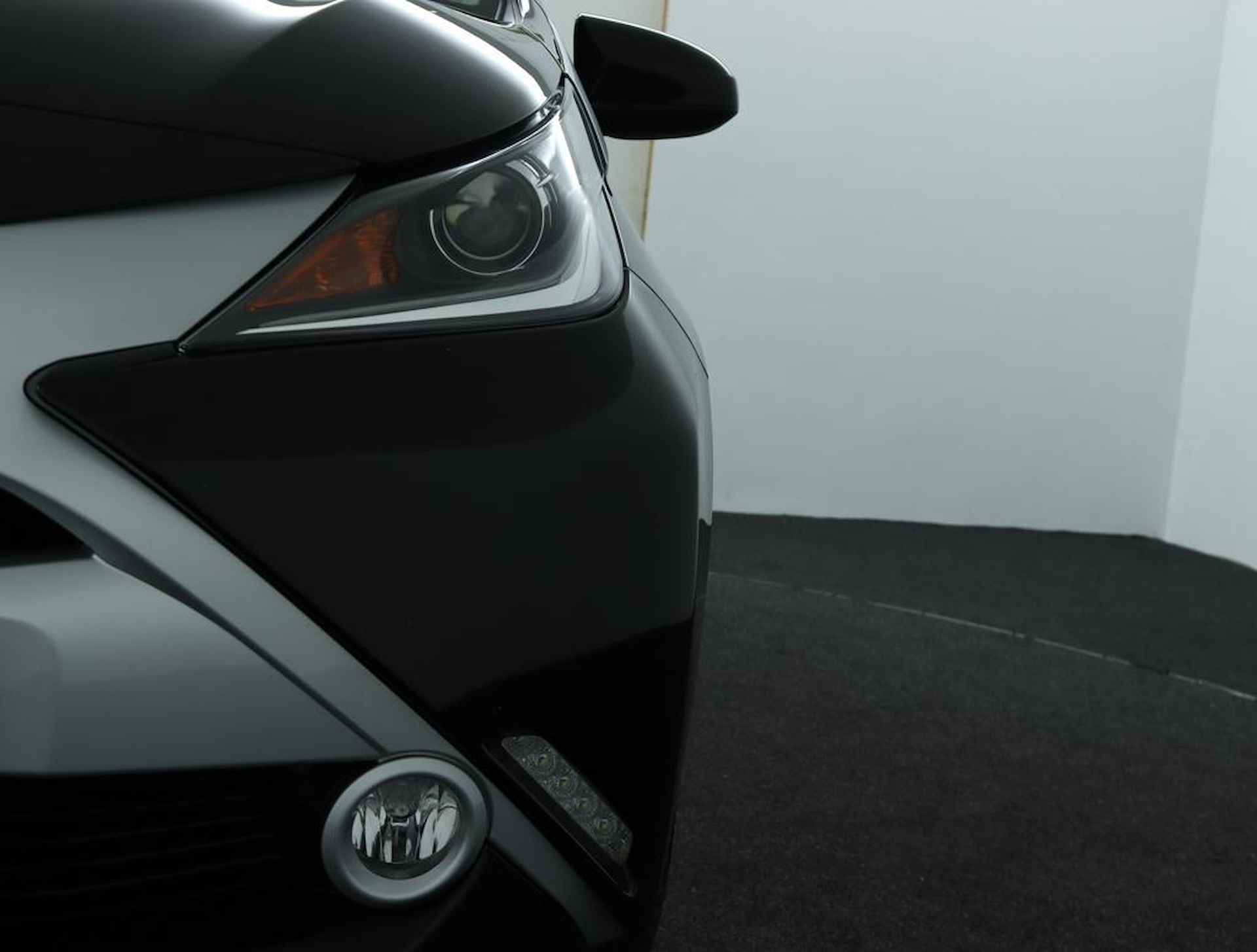 Toyota Aygo 1.0 VVT-i x-play | Navigatie | Airco | Camera achter | Bluetooth | Parkeersensoren achter | - 35/53