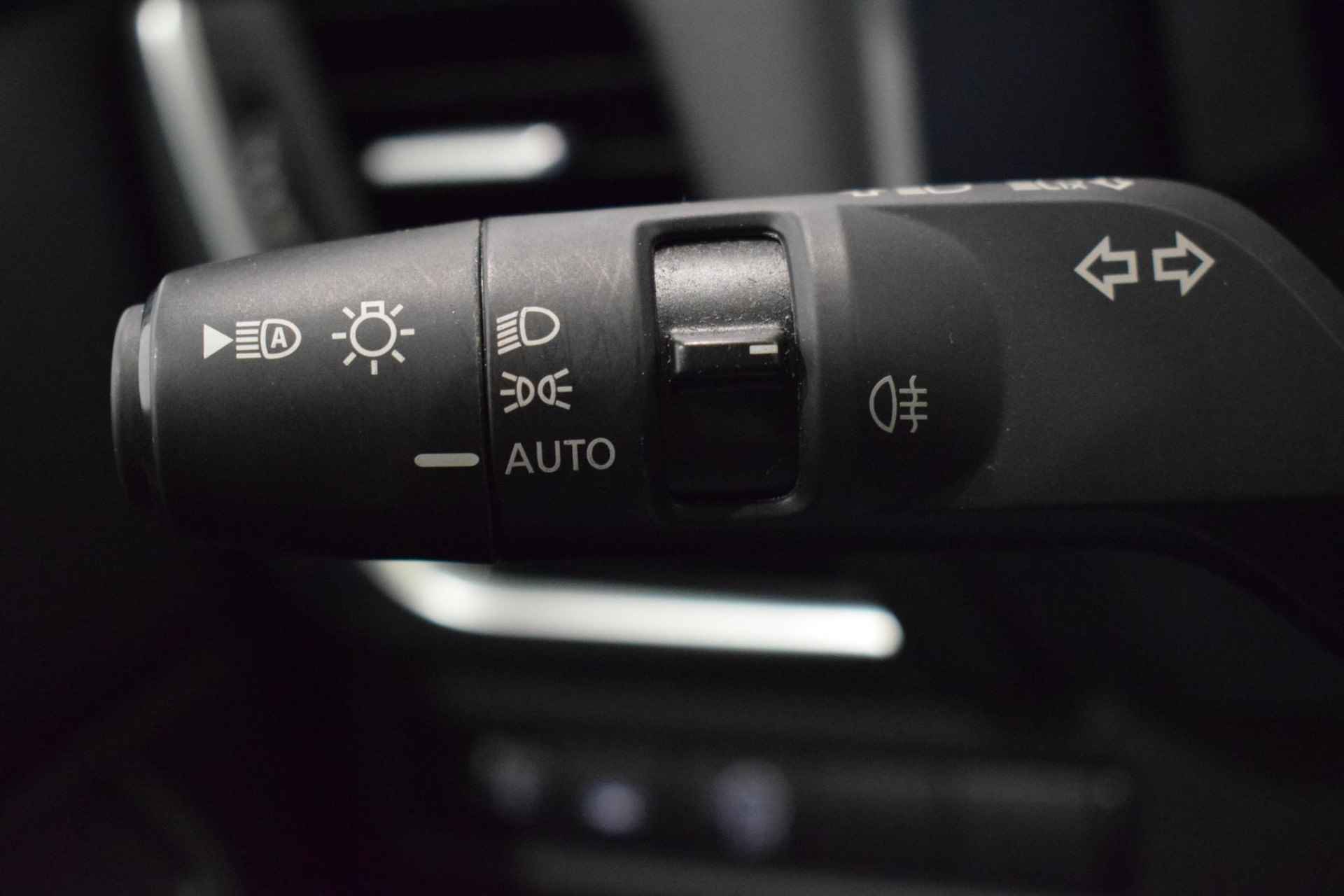Nissan Qashqai 1.3 MHEV Xtronic N-Connecta | Panorama dak | 360-Camera | Parkeersensoren | Dodehoek detectie | Navigatie | Adaptive cruise control | Keyless entry | Automatische regen/lichtsensor | - 49/56