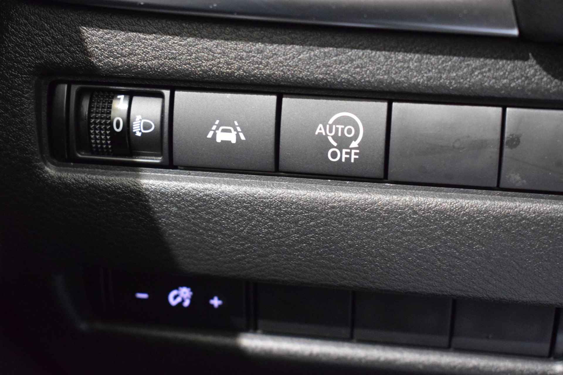 Nissan Qashqai 1.3 MHEV Xtronic N-Connecta | Panorama dak | 360-Camera | Parkeersensoren | Dodehoek detectie | Navigatie | Adaptive cruise control | Keyless entry | Automatische regen/lichtsensor | - 52/56