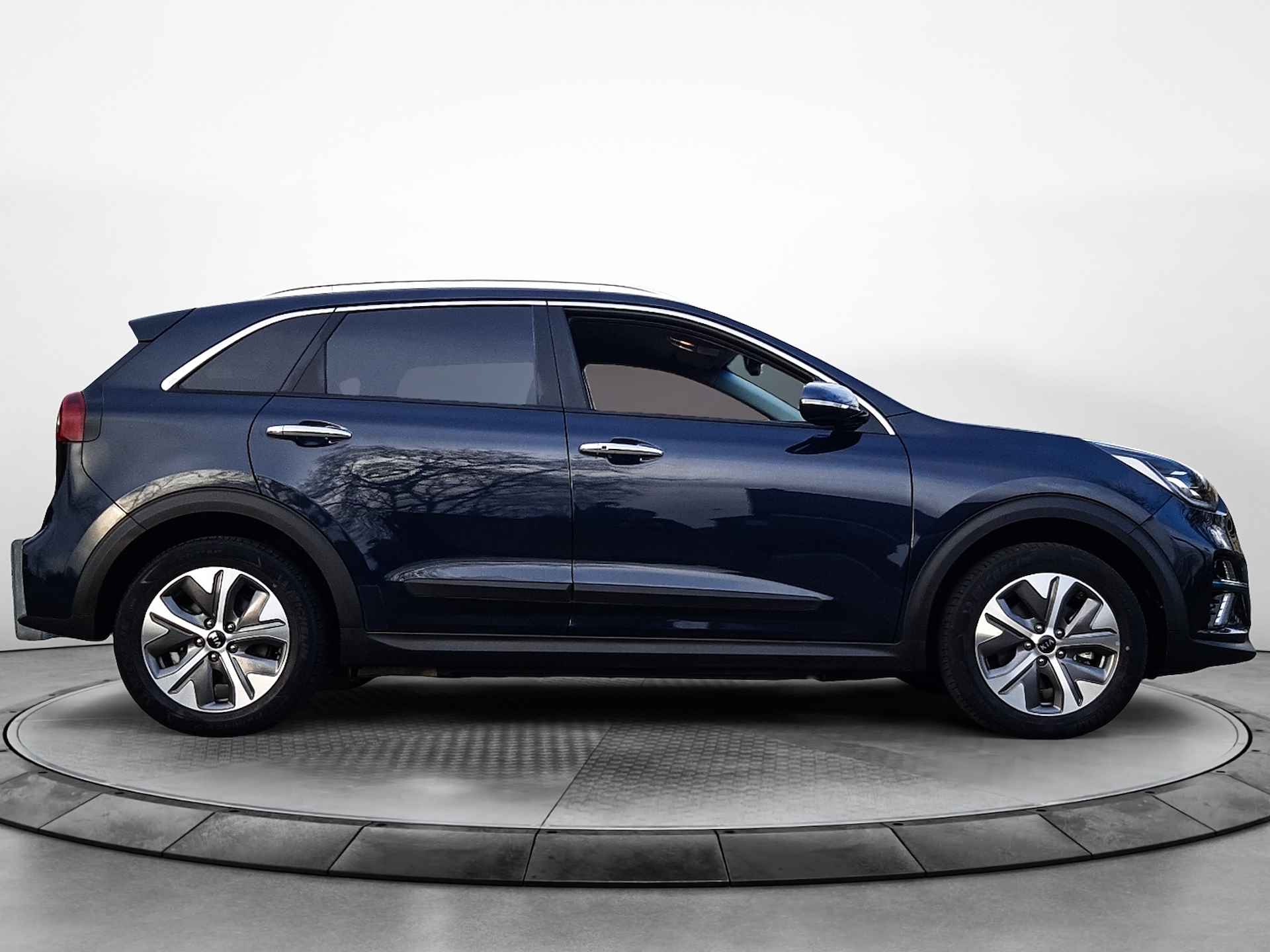 Kia e-Niro ExecutiveLine 64 kWh (204 PK) 1e-Eig. KIA-Dealer-Onderh. BOVAG-Garantie. NL-Auto. Leer, Navigatie/Apple-Carplay/Android-Auto, Adaptive-Cruisecontrol, Keyless-Entry/Start, Parkeersensoren-V+A, Achteruitrijcamera, Premium-A DAB, Voorstoelen-Gevent., Stoelverwarming-V+A, Stuurverwarming, Licht-Zicht-Pakket, Lm-Velgen-17Inch, Privacy-Glas - 4/43