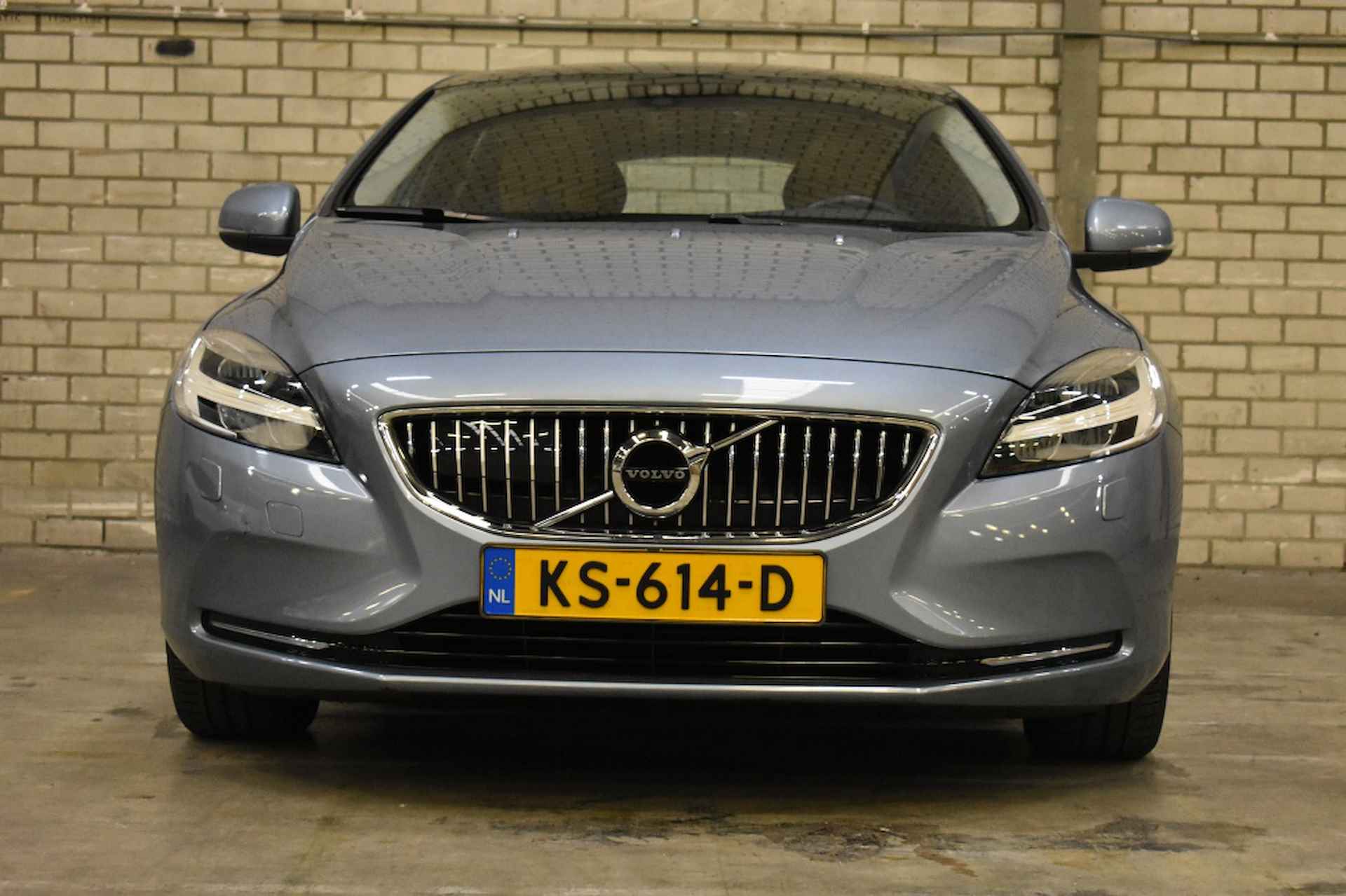 Volvo V40 T2 122PK AUT Nordic+ Luxury | Panoramadak | Camera | Leder - 2/29