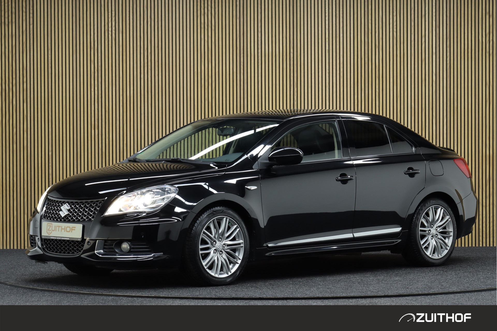 Suzuki Kizashi 2.4 AWD Sport | Trekhaak | Lederen Bekleding | Parkeerhulp | Panoramadak | Stoelverwarming | 4WD | All-season Banden | Cruise-control