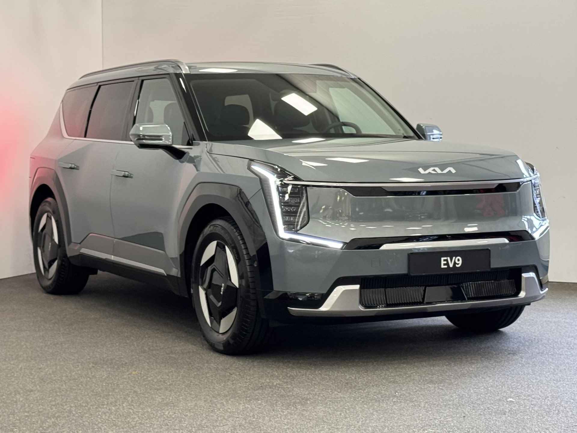 Kia EV9 Plus Advanced 99.8 kWh | Private Lease vanaf € 869,- | 2,99% rente | 20" lichtmetalen velgen | Zonnedak met schuif -en kantelfunctie | | Nu te bestellen KIA Leiderdorp: 071 760 06 00 - 3/52