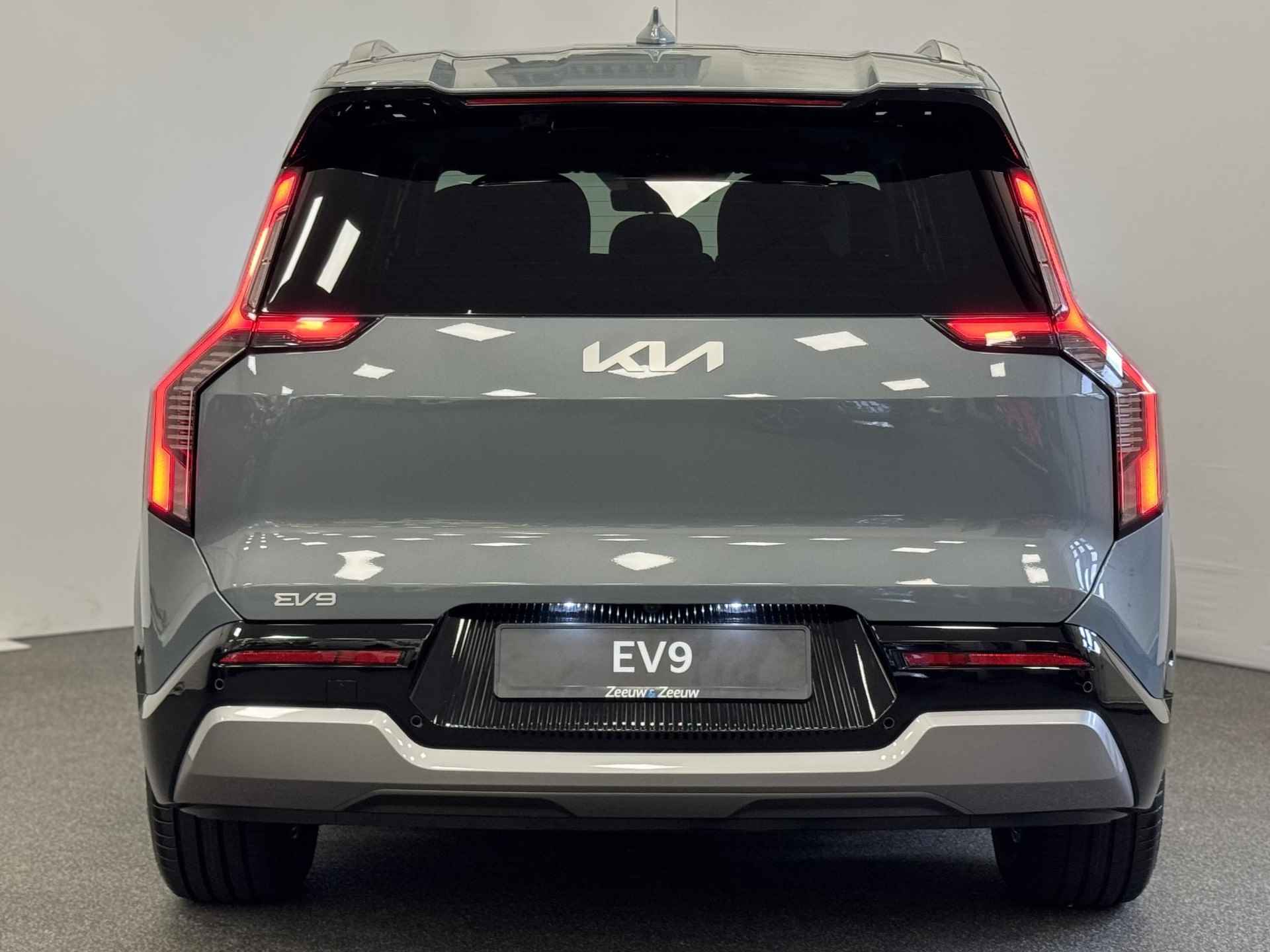 Kia EV9 Plus Advanced 99.8 kWh | Private Lease vanaf € 869,- | 2,99% rente | 20" lichtmetalen velgen | Zonnedak met schuif -en kantelfunctie | | Nu te bestellen KIA Leiderdorp: 071 760 06 00 - 5/52