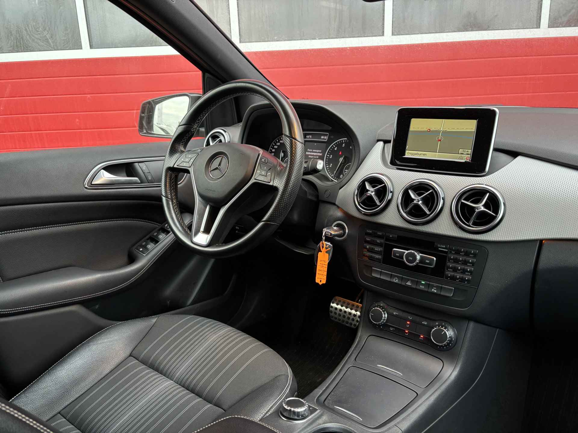 Mercedes-Benz B-Klasse 180 Ambition AUTOMAAT / TREKHAAK / XENON / NAVI / AIRCO / PDC / BLUETOOTH / CRUISE / NL-AUTO - 4/7