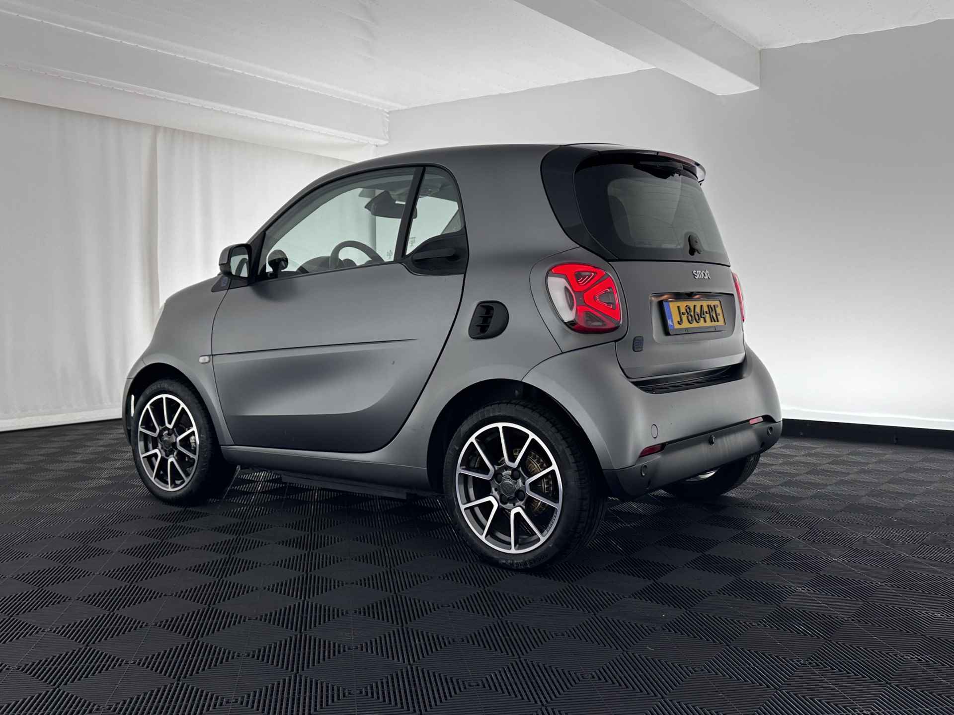 Smart Fortwo EQ Comfort PLUS 18 kWh [ 3-Fase ] Aut. *PANO | FULL-LED | VOLLEDER | NAVI-FULLMAP | CAMERA | BRABUS-WHEELS | AMBIENT-LIGHT | AIRCO | PDC | CRUISE | DAB | APP.CONNECT | COMFORT-SEATS | 16''ALU* - 4/30