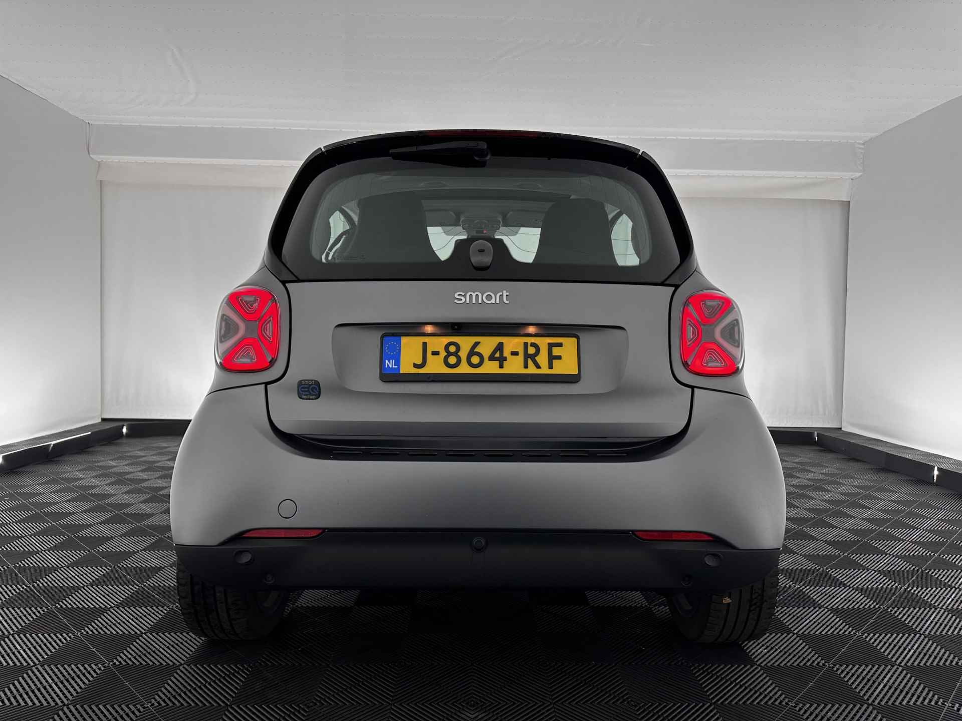 Smart Fortwo EQ Comfort PLUS 18 kWh [ 3-Fase ] Aut. *PANO | FULL-LED | VOLLEDER | NAVI-FULLMAP | CAMERA | BRABUS-WHEELS | AMBIENT-LIGHT | AIRCO | PDC | CRUISE | DAB | APP.CONNECT | COMFORT-SEATS | 16''ALU* - 5/30