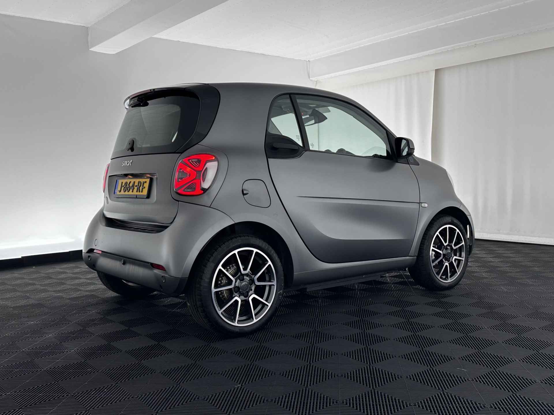 Smart Fortwo EQ Comfort PLUS 18 kWh [ 3-Fase ] Aut. *PANO | FULL-LED | VOLLEDER | NAVI-FULLMAP | CAMERA | BRABUS-WHEELS | AMBIENT-LIGHT | AIRCO | PDC | CRUISE | DAB | APP.CONNECT | COMFORT-SEATS | 16''ALU* - 6/30