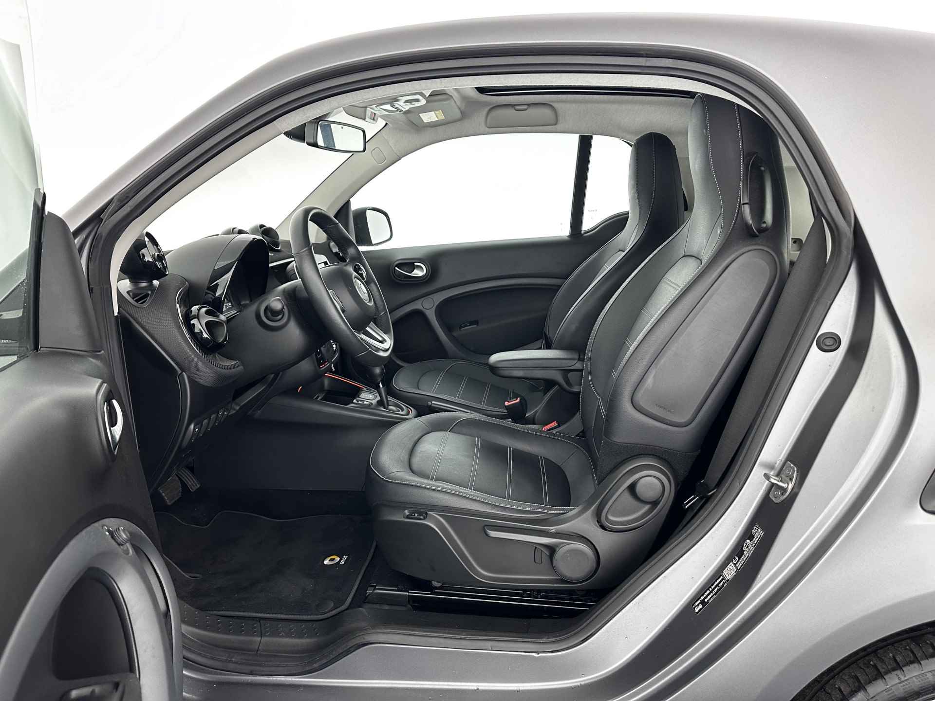 Smart Fortwo EQ Comfort PLUS 18 kWh [ 3-Fase ] Aut. *PANO | FULL-LED | VOLLEDER | NAVI-FULLMAP | CAMERA | BRABUS-WHEELS | AMBIENT-LIGHT | AIRCO | PDC | CRUISE | DAB | APP.CONNECT | COMFORT-SEATS | 16''ALU* - 8/30