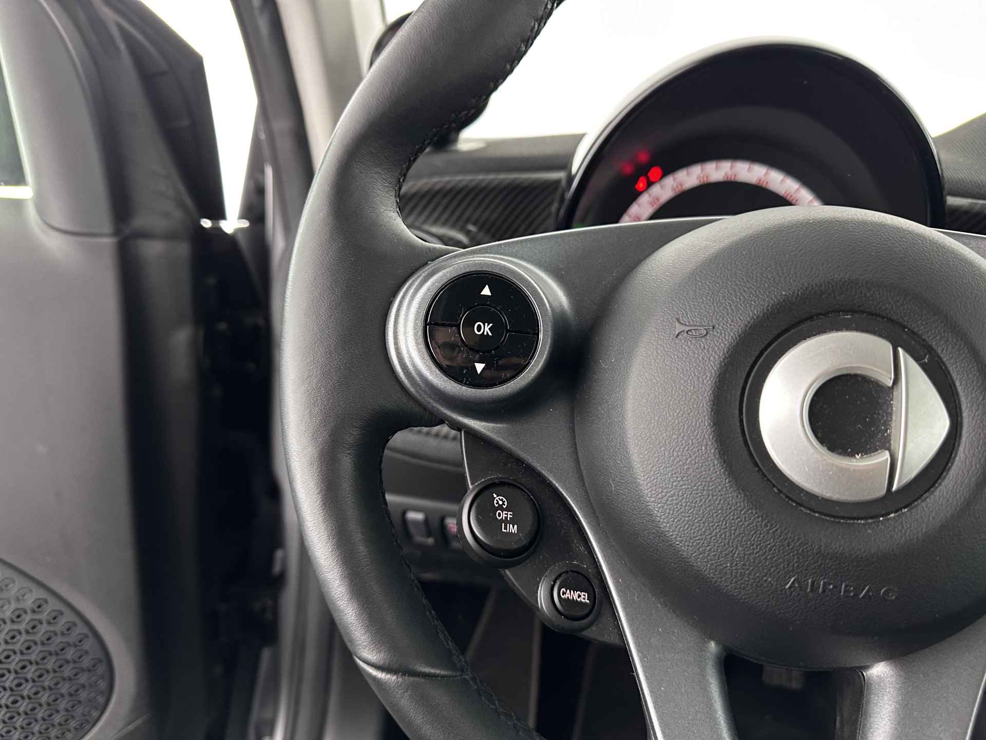 Smart Fortwo EQ Comfort PLUS 18 kWh [ 3-Fase ] Aut. *PANO | FULL-LED | VOLLEDER | NAVI-FULLMAP | CAMERA | BRABUS-WHEELS | AMBIENT-LIGHT | AIRCO | PDC | CRUISE | DAB | APP.CONNECT | COMFORT-SEATS | 16''ALU* - 19/30