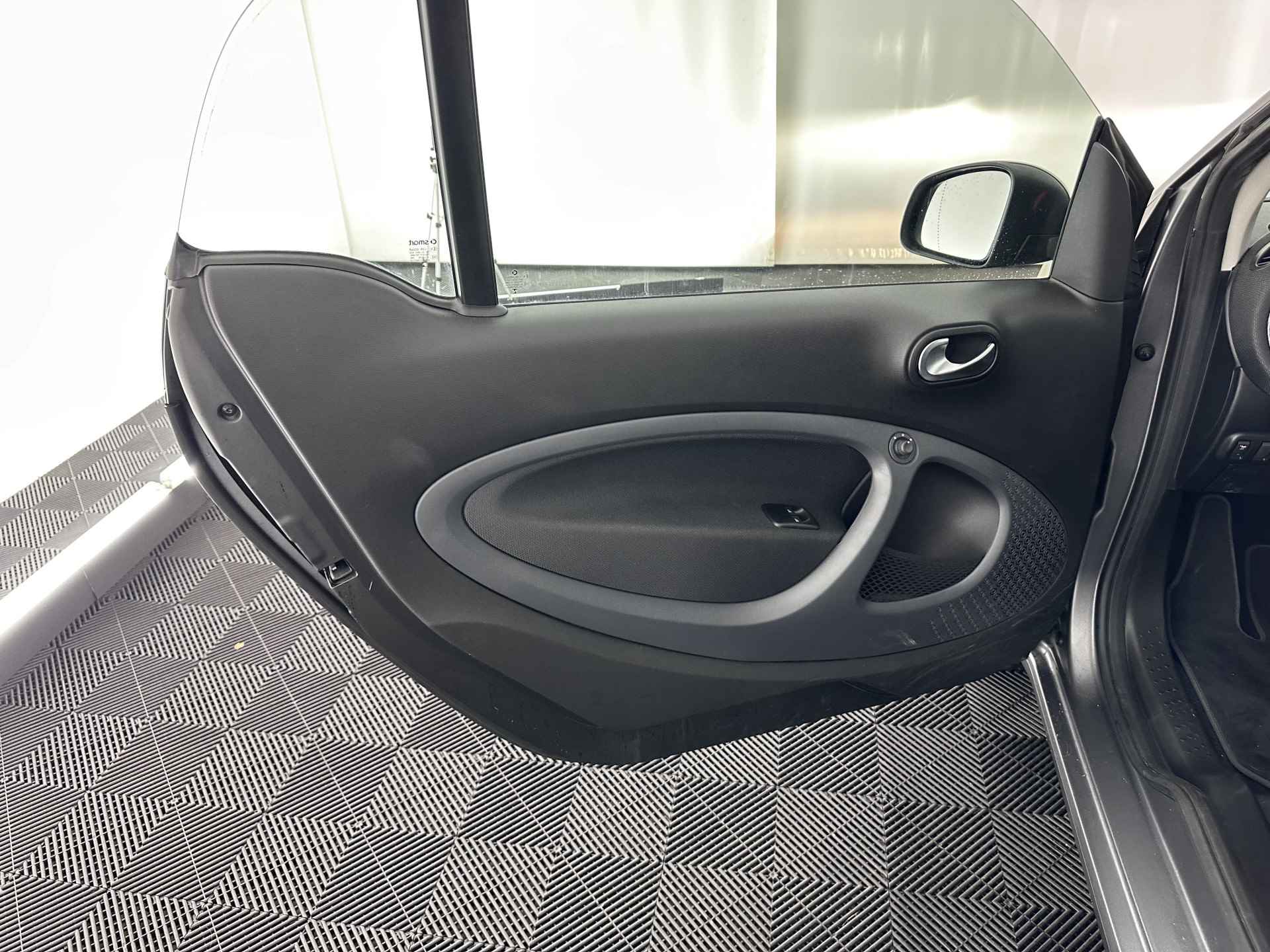 Smart Fortwo EQ Comfort PLUS 18 kWh [ 3-Fase ] Aut. *PANO | FULL-LED | VOLLEDER | NAVI-FULLMAP | CAMERA | BRABUS-WHEELS | AMBIENT-LIGHT | AIRCO | PDC | CRUISE | DAB | APP.CONNECT | COMFORT-SEATS | 16''ALU* - 24/30