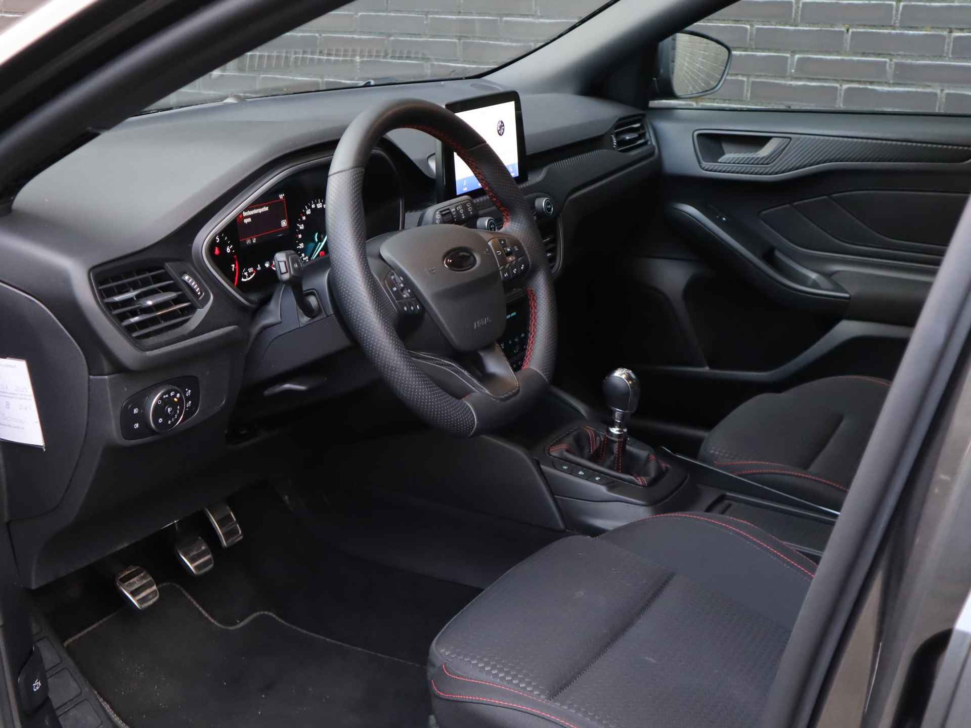 Ford Focus Wagon 1.0 EcoBoost Hybrid ST Line Style 125pk |  | Stoel- stuur en voorruitverwarming | Navigatie via Apple Carplay & Android auto | 17inch lichtmetalen velgen | Achteruit rij camera | Parkeer sensoren - 9/45