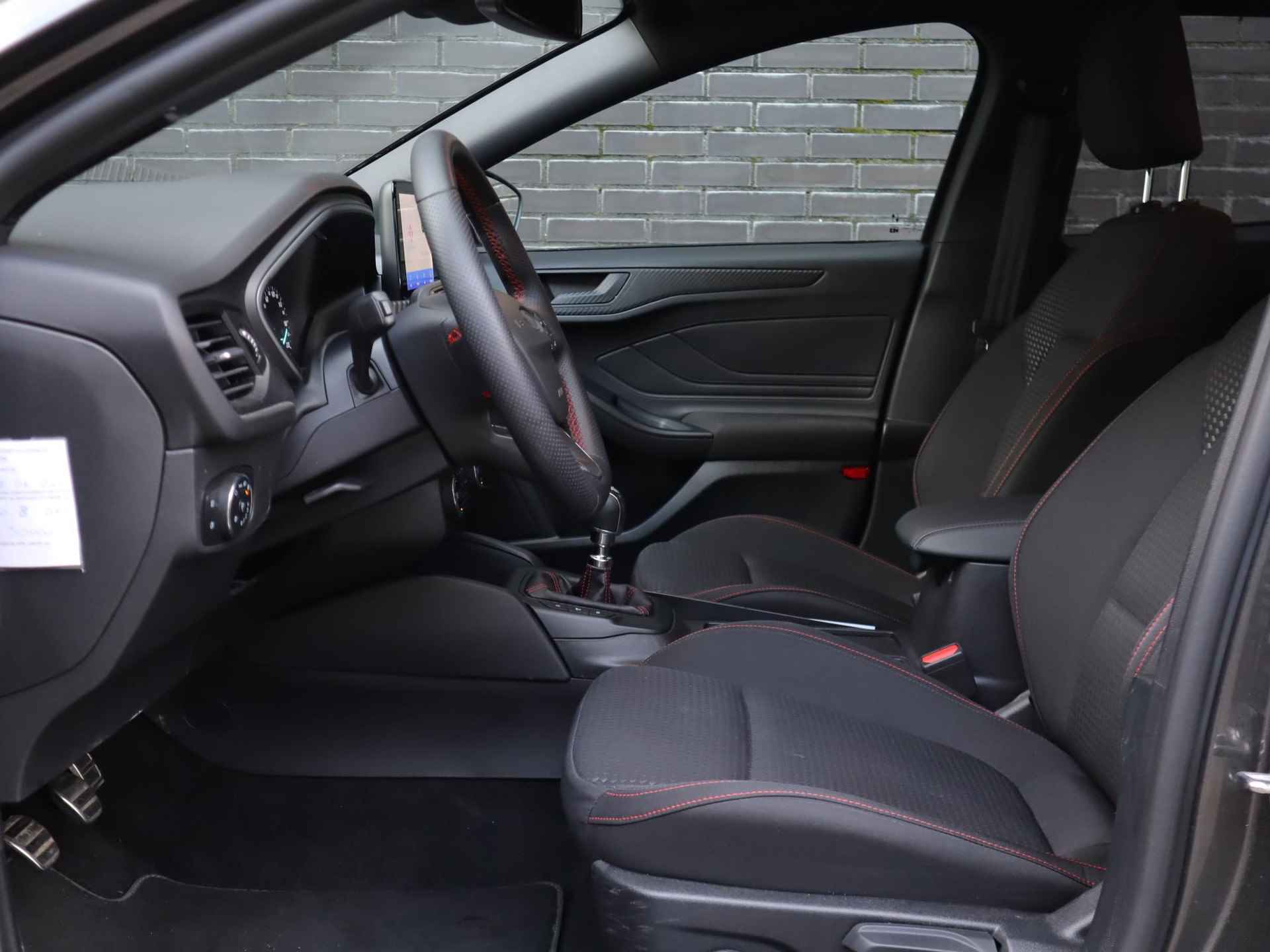 Ford Focus Wagon 1.0 EcoBoost Hybrid ST Line Style 125pk |  | Stoel- stuur en voorruitverwarming | Navigatie via Apple Carplay & Android auto | 17inch lichtmetalen velgen | Achteruit rij camera | Parkeer sensoren - 10/45