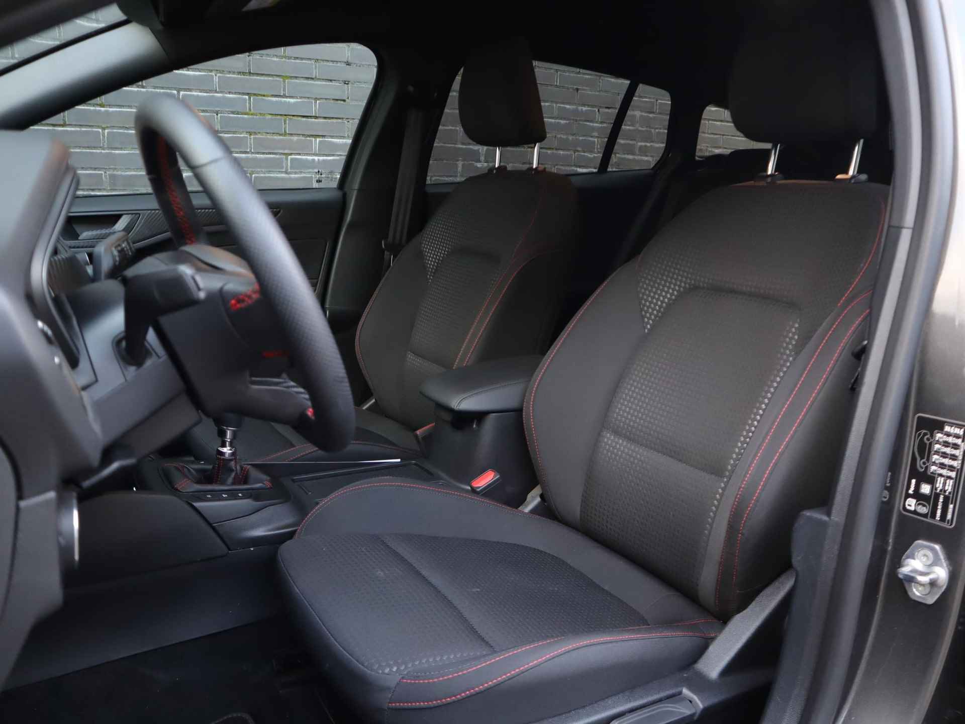 Ford Focus Wagon 1.0 EcoBoost Hybrid ST Line Style 125pk |  | Stoel- stuur en voorruitverwarming | Navigatie via Apple Carplay & Android auto | 17inch lichtmetalen velgen | Achteruit rij camera | Parkeer sensoren - 11/45