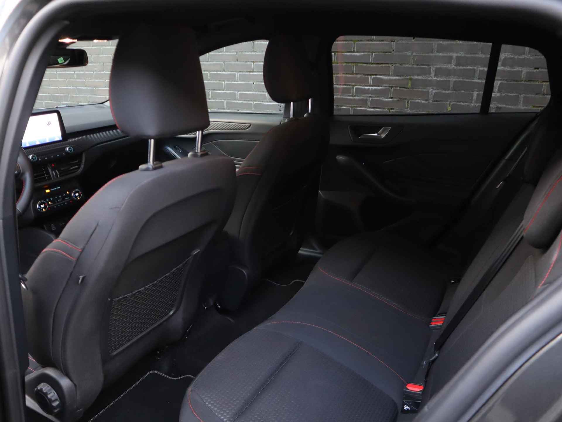 Ford Focus Wagon 1.0 EcoBoost Hybrid ST Line Style 125pk |  | Stoel- stuur en voorruitverwarming | Navigatie via Apple Carplay & Android auto | 17inch lichtmetalen velgen | Achteruit rij camera | Parkeer sensoren - 12/45