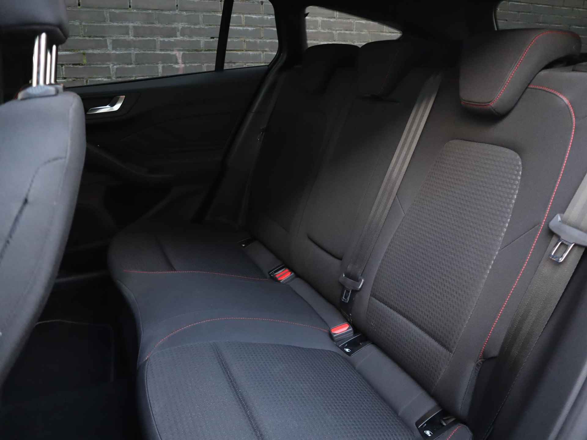 Ford Focus Wagon 1.0 EcoBoost Hybrid ST Line Style 125pk |  | Stoel- stuur en voorruitverwarming | Navigatie via Apple Carplay & Android auto | 17inch lichtmetalen velgen | Achteruit rij camera | Parkeer sensoren - 13/45