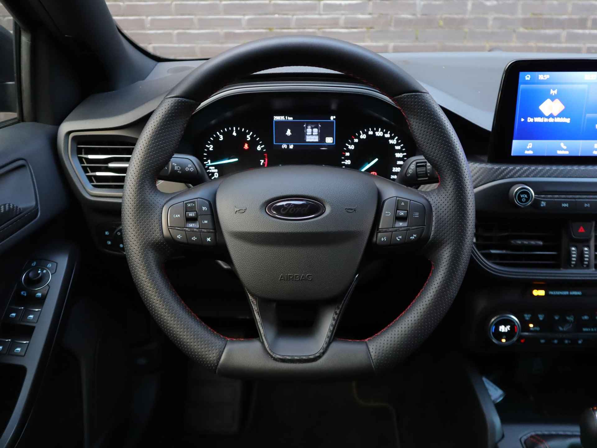 Ford Focus Wagon 1.0 EcoBoost Hybrid ST Line Style 125pk |  | Stoel- stuur en voorruitverwarming | Navigatie via Apple Carplay & Android auto | 17inch lichtmetalen velgen | Achteruit rij camera | Parkeer sensoren - 16/45