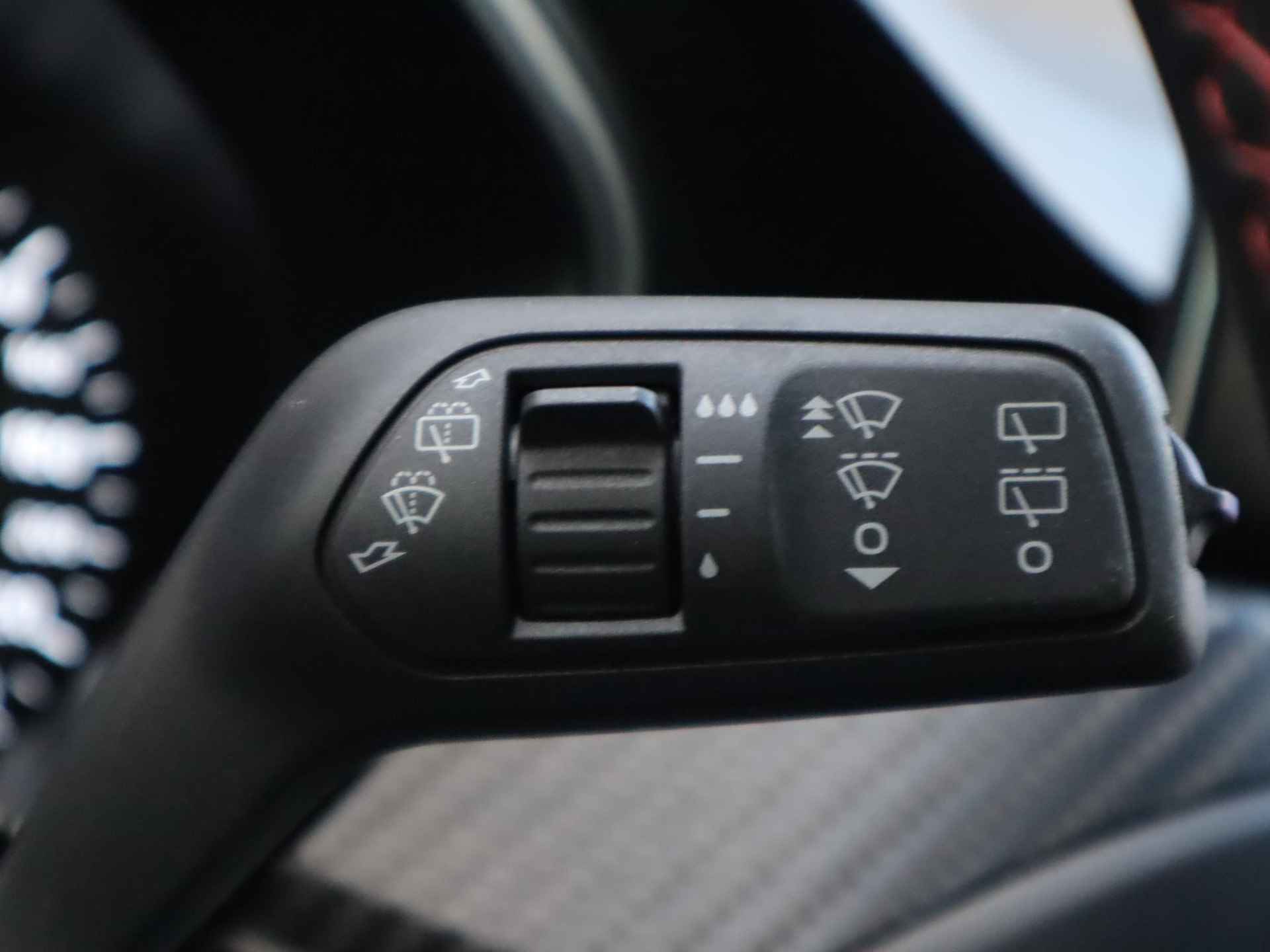Ford Focus Wagon 1.0 EcoBoost Hybrid ST Line Style 125pk |  | Stoel- stuur en voorruitverwarming | Navigatie via Apple Carplay & Android auto | 17inch lichtmetalen velgen | Achteruit rij camera | Parkeer sensoren - 21/45