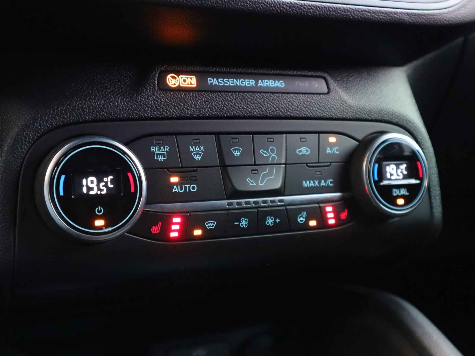 Ford Focus Wagon 1.0 EcoBoost Hybrid ST Line Style 125pk |  | Stoel- stuur en voorruitverwarming | Navigatie via Apple Carplay & Android auto | 17inch lichtmetalen velgen | Achteruit rij camera | Parkeer sensoren - 31/45