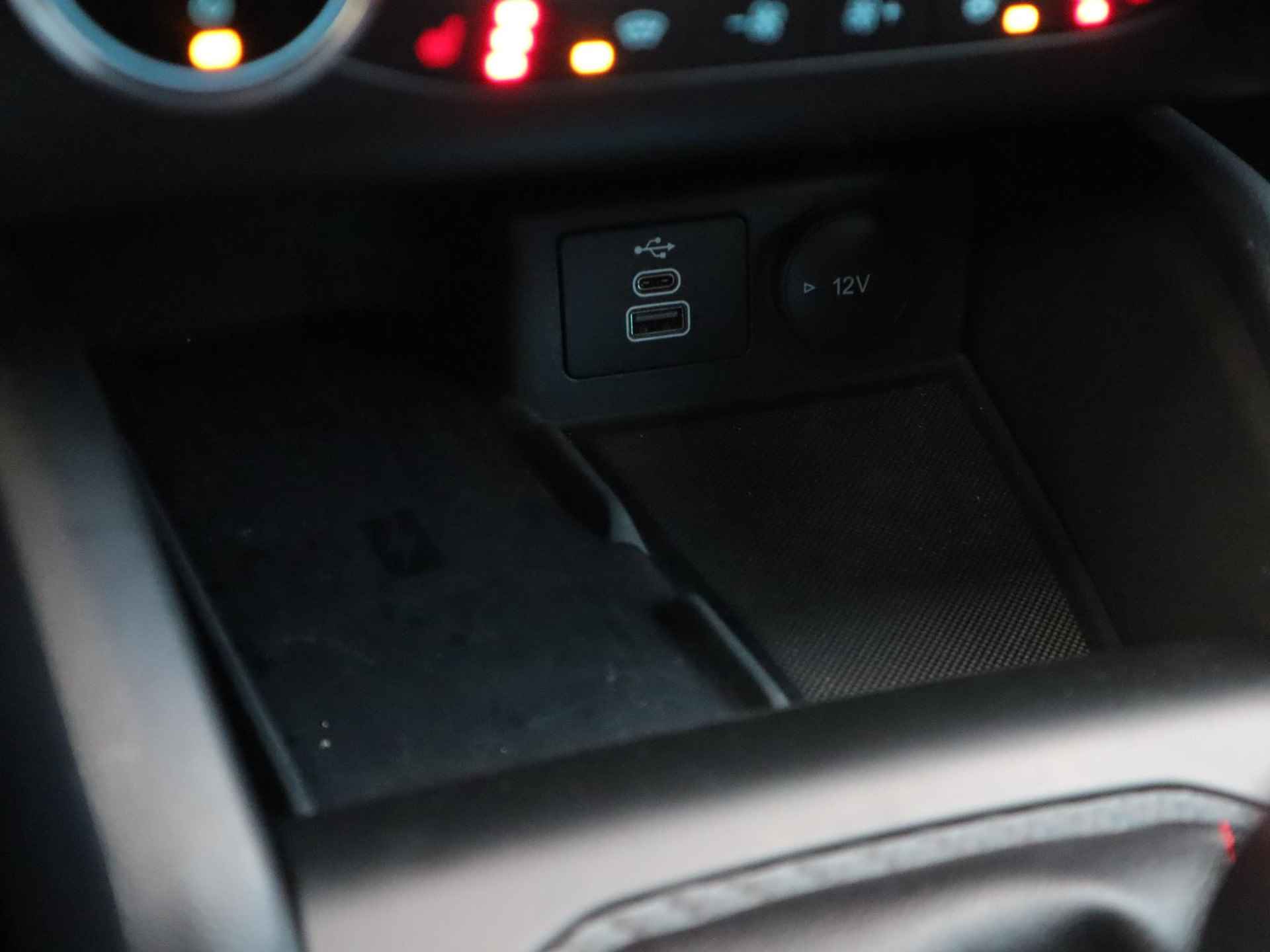 Ford Focus Wagon 1.0 EcoBoost Hybrid ST Line Style 125pk |  | Stoel- stuur en voorruitverwarming | Navigatie via Apple Carplay & Android auto | 17inch lichtmetalen velgen | Achteruit rij camera | Parkeer sensoren - 32/45
