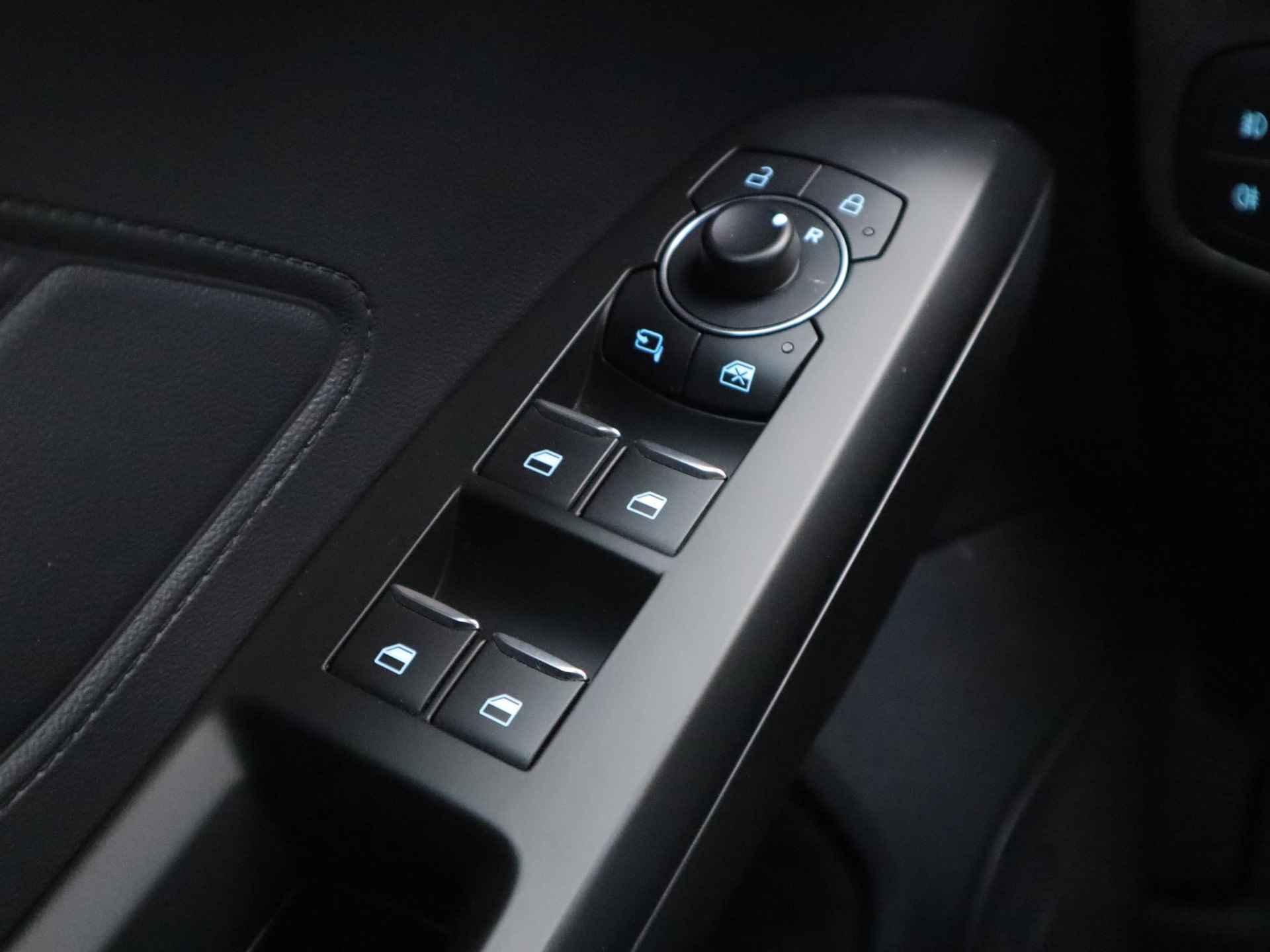 Ford Focus Wagon 1.0 EcoBoost Hybrid ST Line Style 125pk |  | Stoel- stuur en voorruitverwarming | Navigatie via Apple Carplay & Android auto | 17inch lichtmetalen velgen | Achteruit rij camera | Parkeer sensoren - 35/45