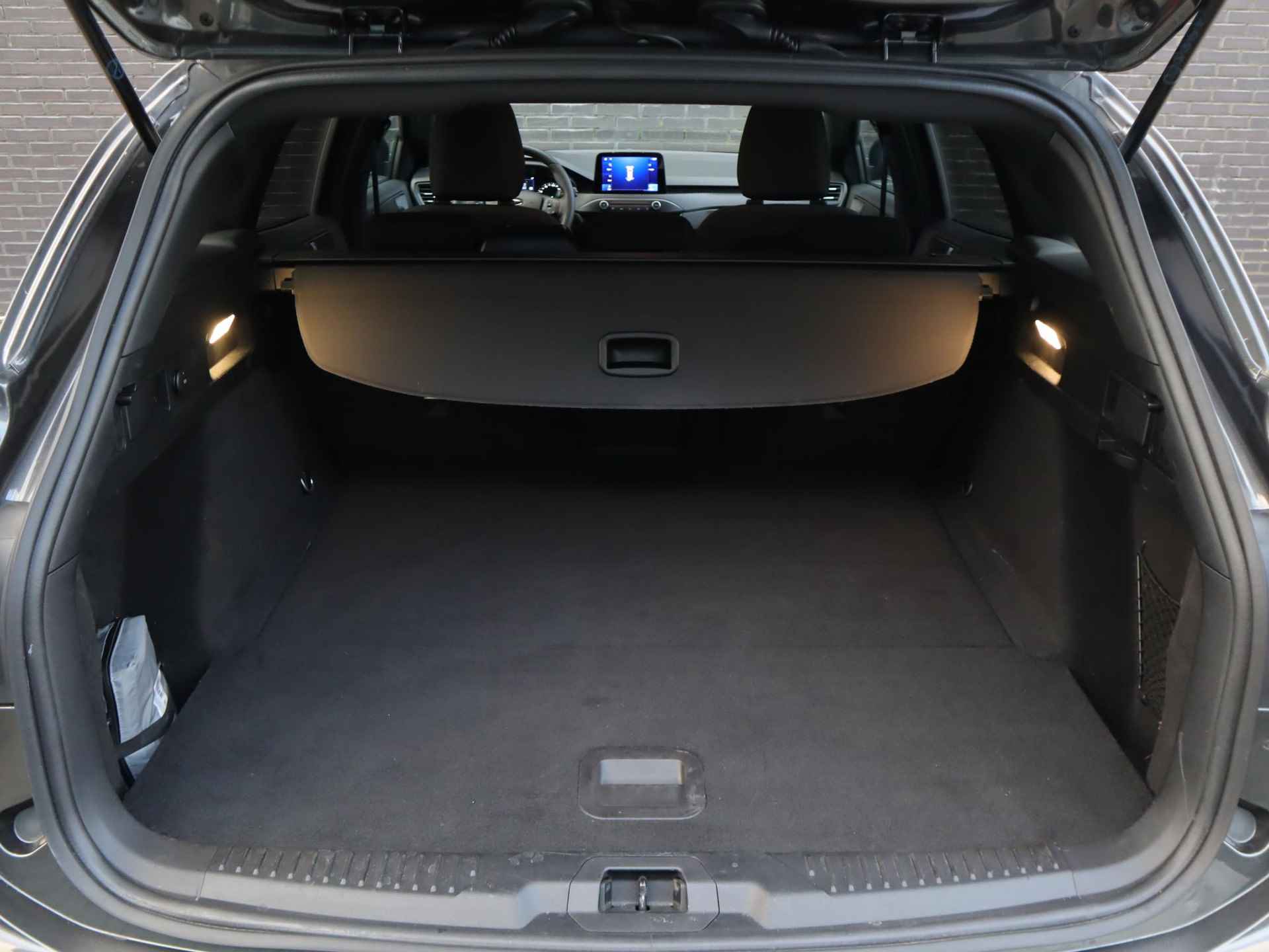 Ford Focus Wagon 1.0 EcoBoost Hybrid ST Line Style 125pk |  | Stoel- stuur en voorruitverwarming | Navigatie via Apple Carplay & Android auto | 17inch lichtmetalen velgen | Achteruit rij camera | Parkeer sensoren - 37/45