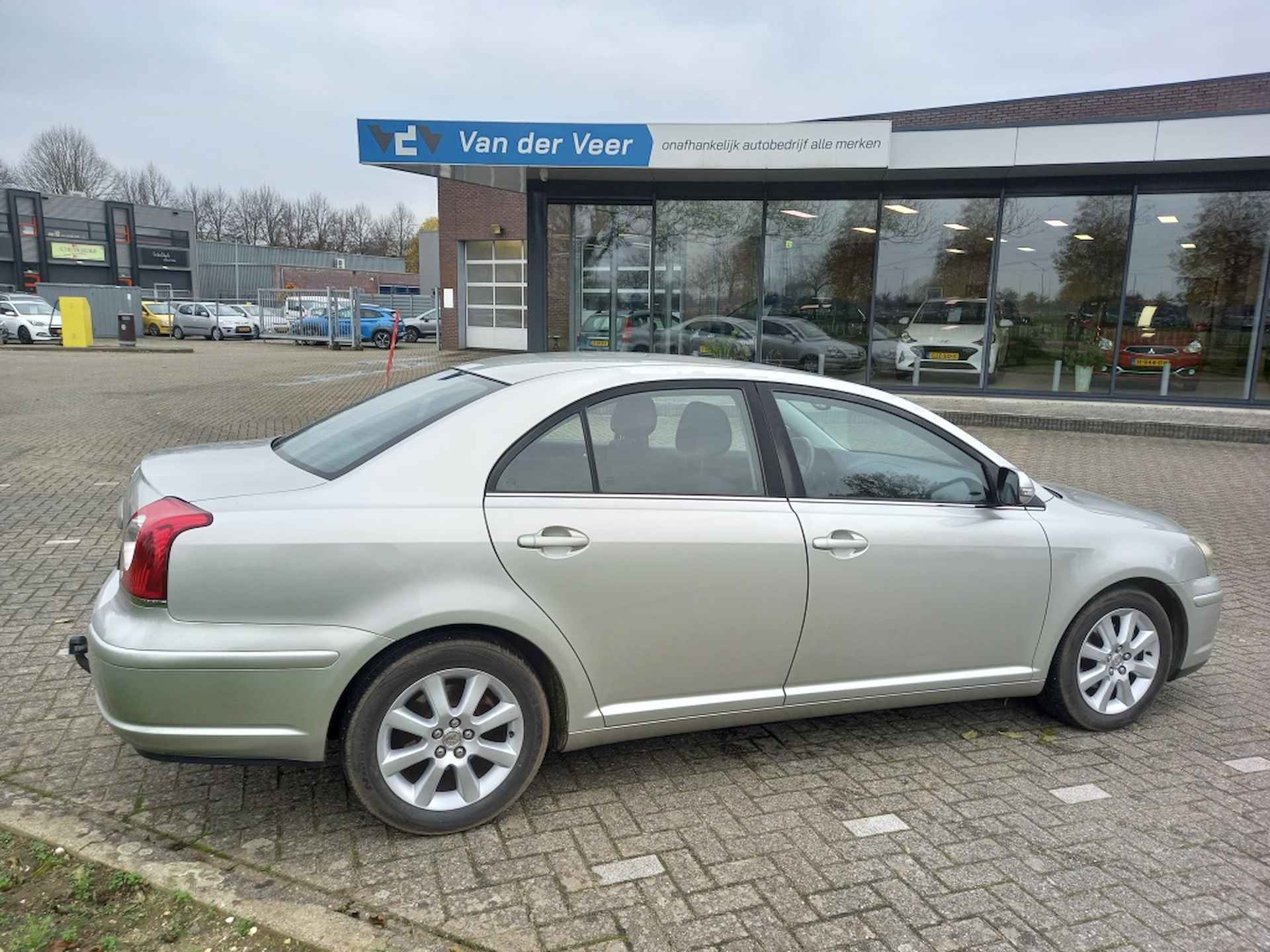 Toyota Avensis 1.8 VVTi Luna - 3/13