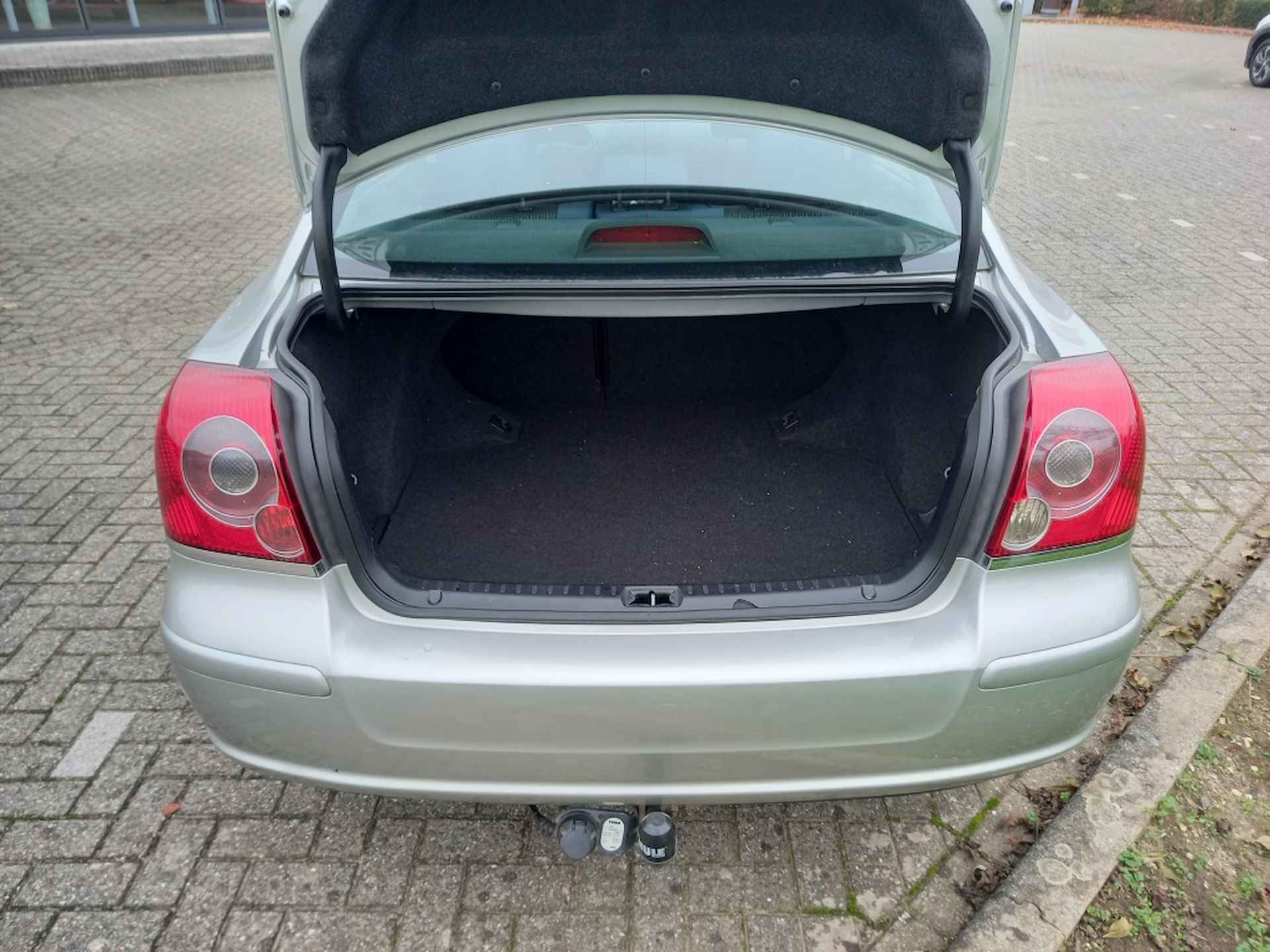 Toyota Avensis 1.8 VVTi Luna - 5/13