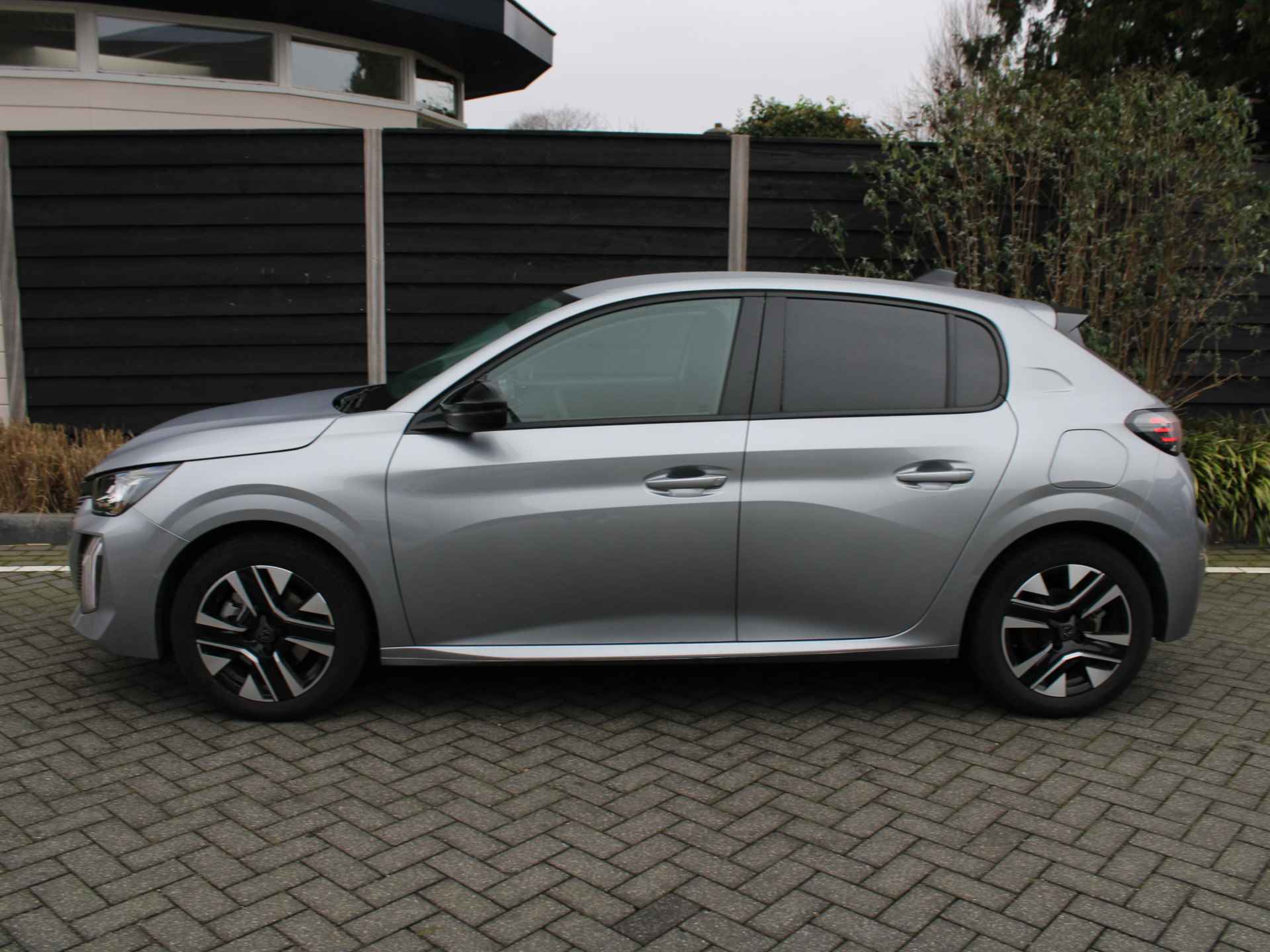 Peugeot 208 1.2 PureTech 100PK Allure Navigatie, Achteruitrijcamera, Apple Carplay, Android Auto, Parkeersensoren Voor & Achter - 7/37