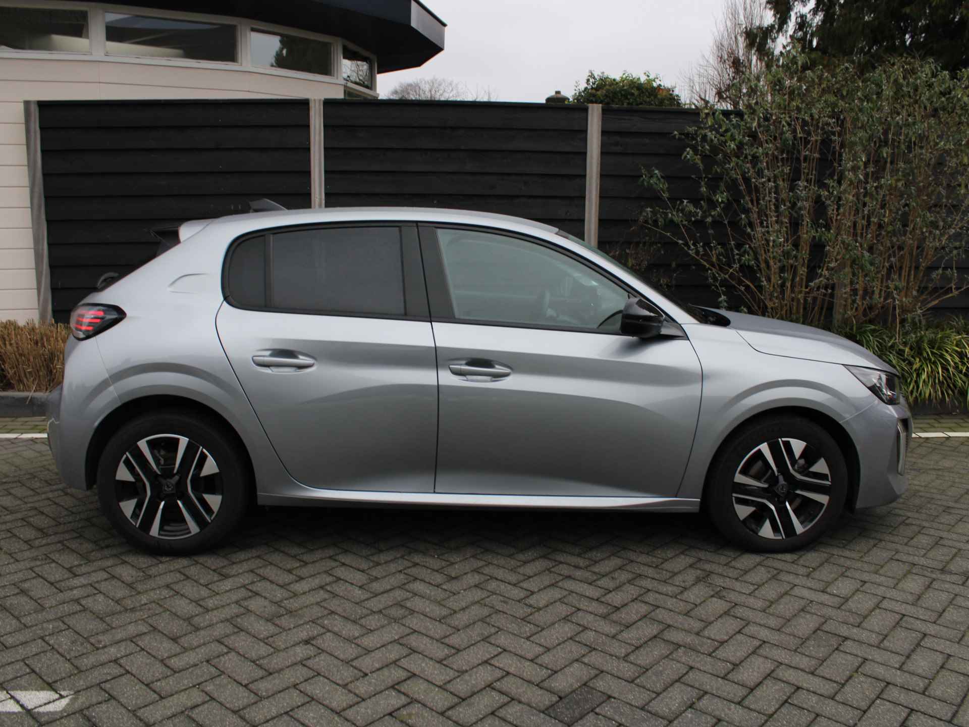 Peugeot 208 1.2 PureTech 100PK Allure Navigatie, Achteruitrijcamera, Apple Carplay, Android Auto, Parkeersensoren Voor & Achter - 8/37