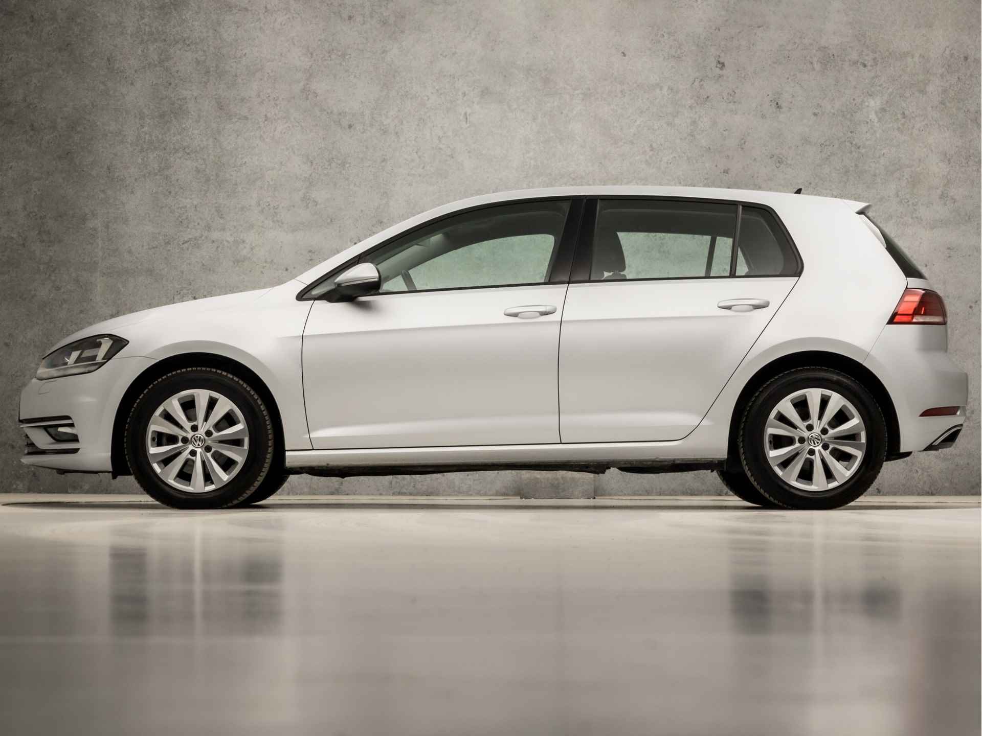 Volkswagen Golf 1.6 TDI Sportline (GROOT NAVI, CLIMATE, STOELVERWARMING, ADAPTIVE CRUISE, SPORTSTOELEN, LM VELGEN, ARMSTEUN, NIEUWE APK, NIEUWSTAAT) - 2/32