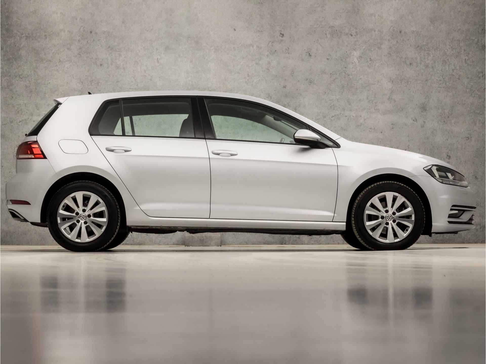 Volkswagen Golf 1.6 TDI Sportline (GROOT NAVI, CLIMATE, STOELVERWARMING, ADAPTIVE CRUISE, SPORTSTOELEN, LM VELGEN, ARMSTEUN, NIEUWE APK, NIEUWSTAAT) - 4/32