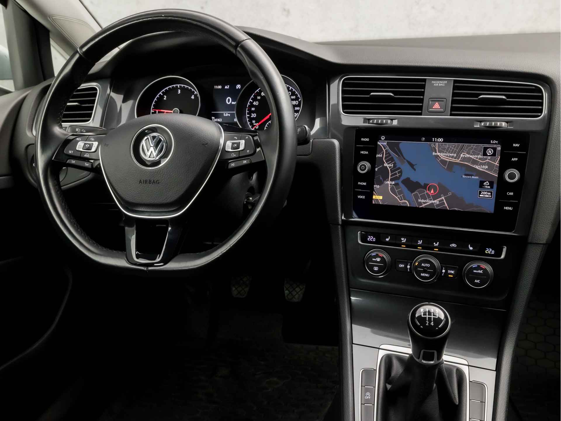 Volkswagen Golf 1.6 TDI Sportline (GROOT NAVI, CLIMATE, STOELVERWARMING, ADAPTIVE CRUISE, SPORTSTOELEN, LM VELGEN, ARMSTEUN, NIEUWE APK, NIEUWSTAAT) - 7/32