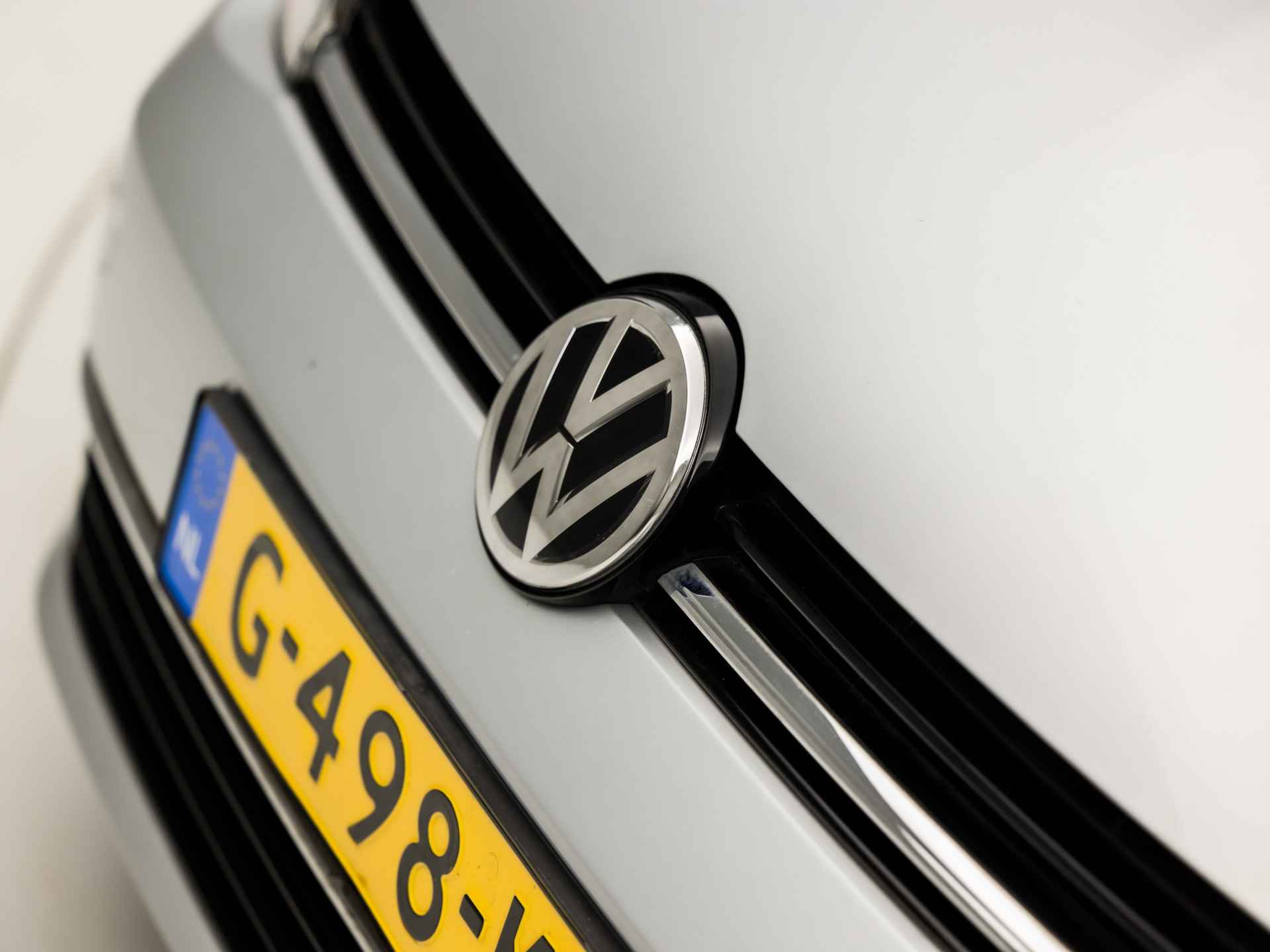 Volkswagen Golf 1.6 TDI Sportline (GROOT NAVI, CLIMATE, STOELVERWARMING, ADAPTIVE CRUISE, SPORTSTOELEN, LM VELGEN, ARMSTEUN, NIEUWE APK, NIEUWSTAAT) - 28/32