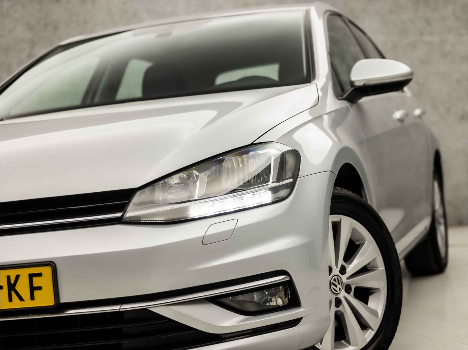 Volkswagen Golf 1.6 TDI Sportline (GROOT NAVI, CLIMATE, STOELVERWARMING, ADAPTIVE CRUISE, SPORTSTOELEN, LM VELGEN, ARMSTEUN, NIEUWE APK, NIEUWSTAAT) - 29/32