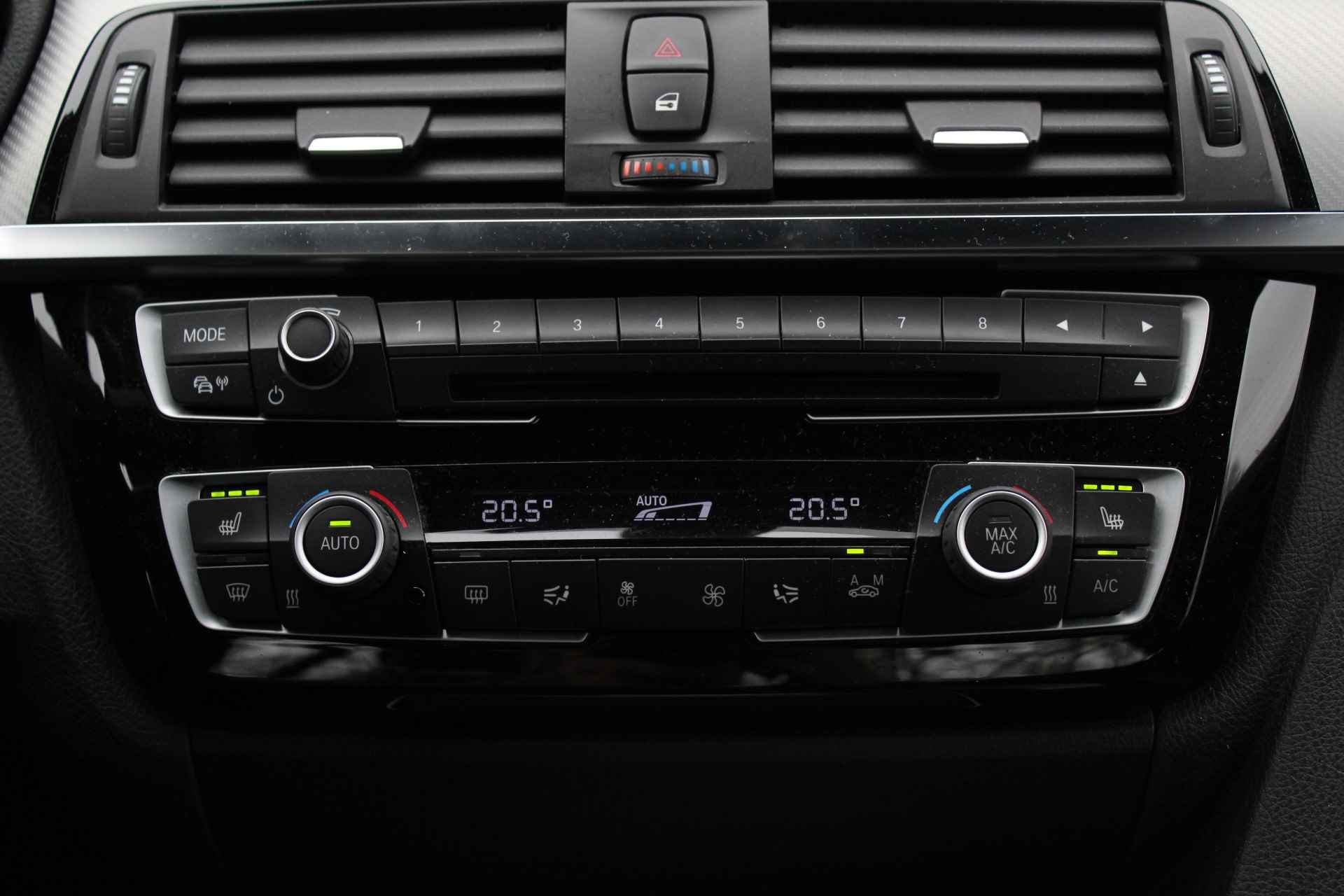 BMW 3 Serie 318i Executive M Sport Automaat / Sportstoelen / LED / Navigatie Professional / M Sportonderstel / Stoelverwarming / Leder - 26/31
