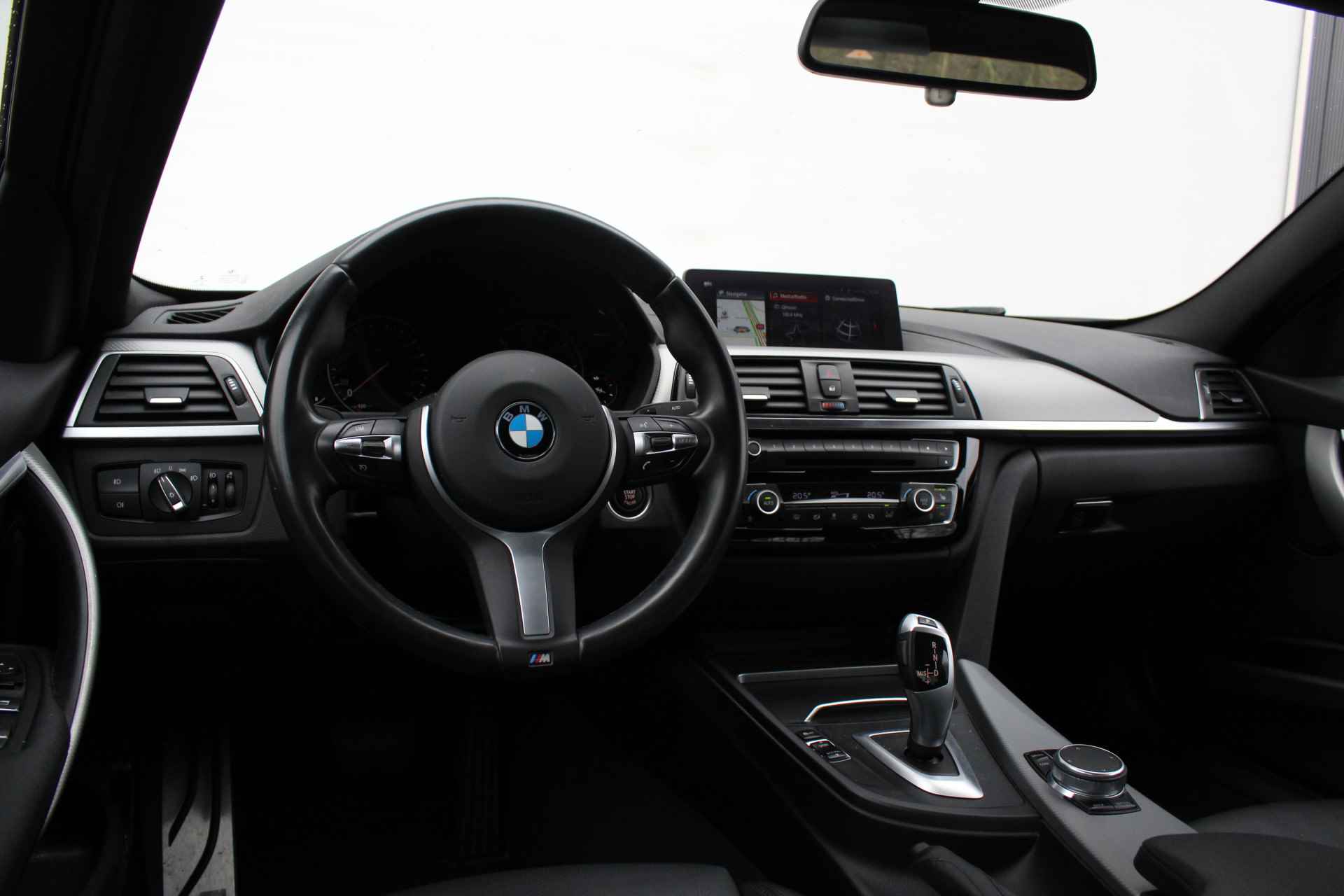 BMW 3 Serie 318i Executive M Sport Automaat / Sportstoelen / LED / Navigatie Professional / M Sportonderstel / Stoelverwarming / Leder - 29/31